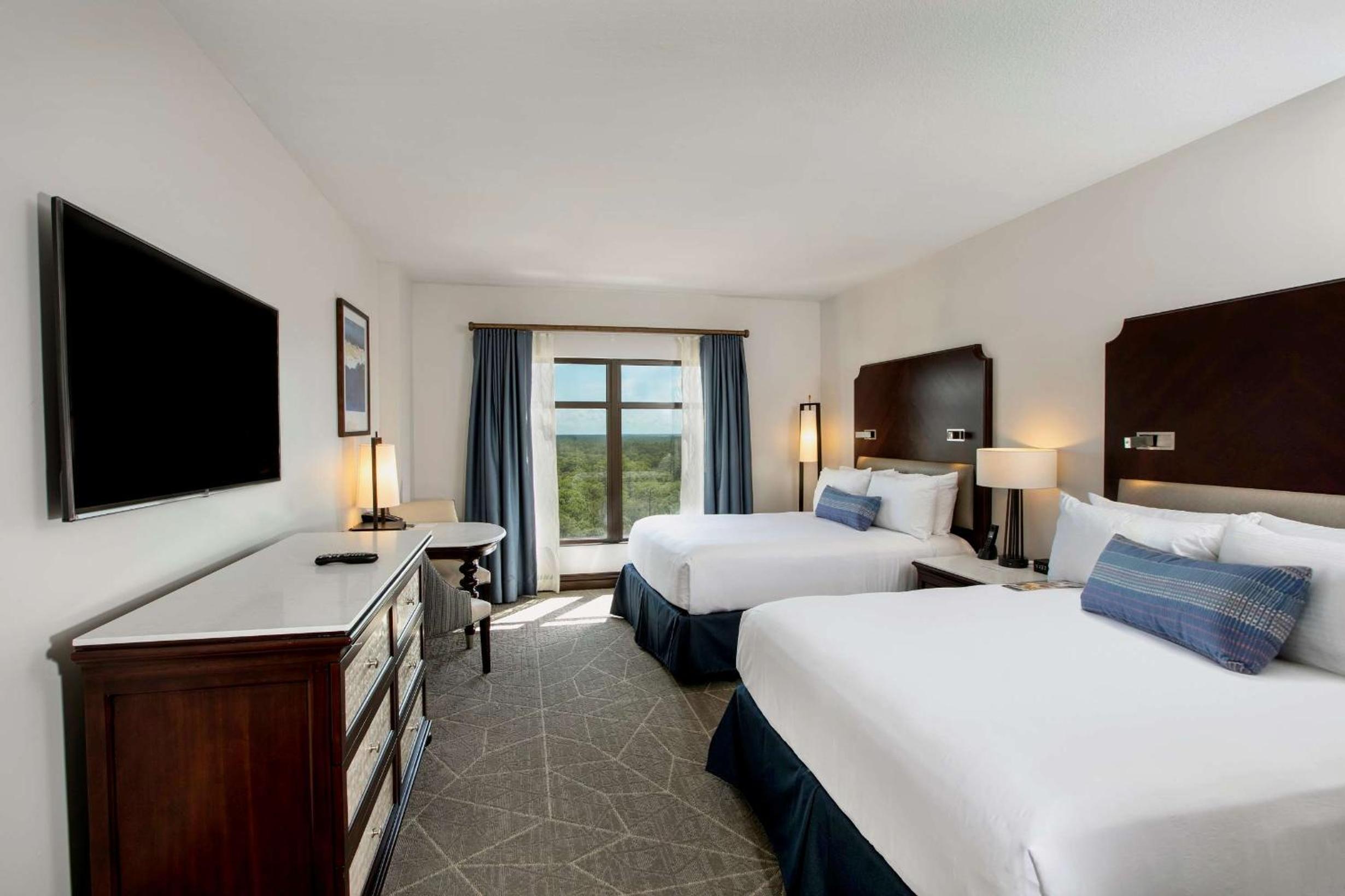 Deluxe Room with 2 Queen Beds Non Smoking