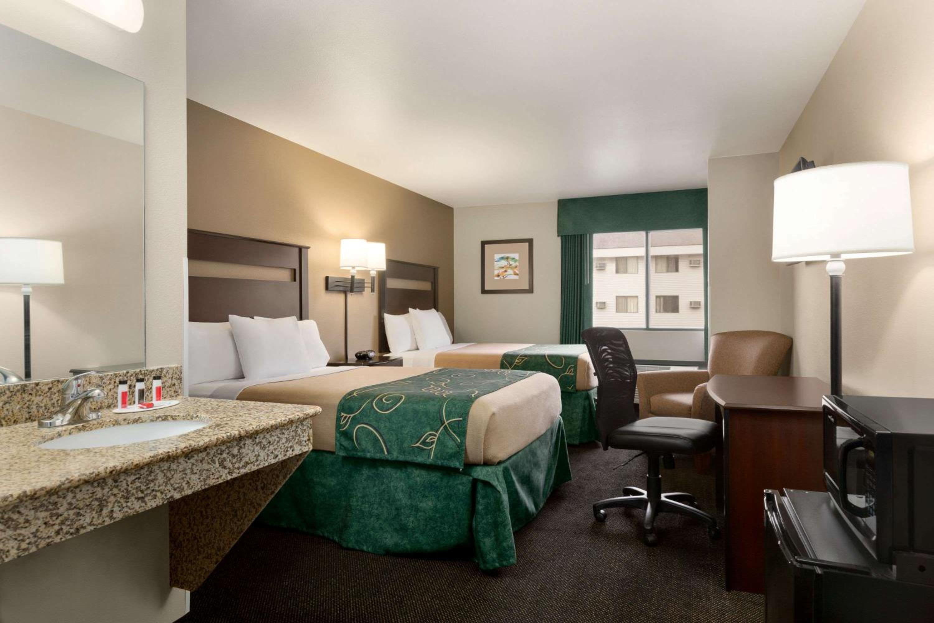 Double Room with Two Double Beds - Mobility Access/Non-Smoking photo 3