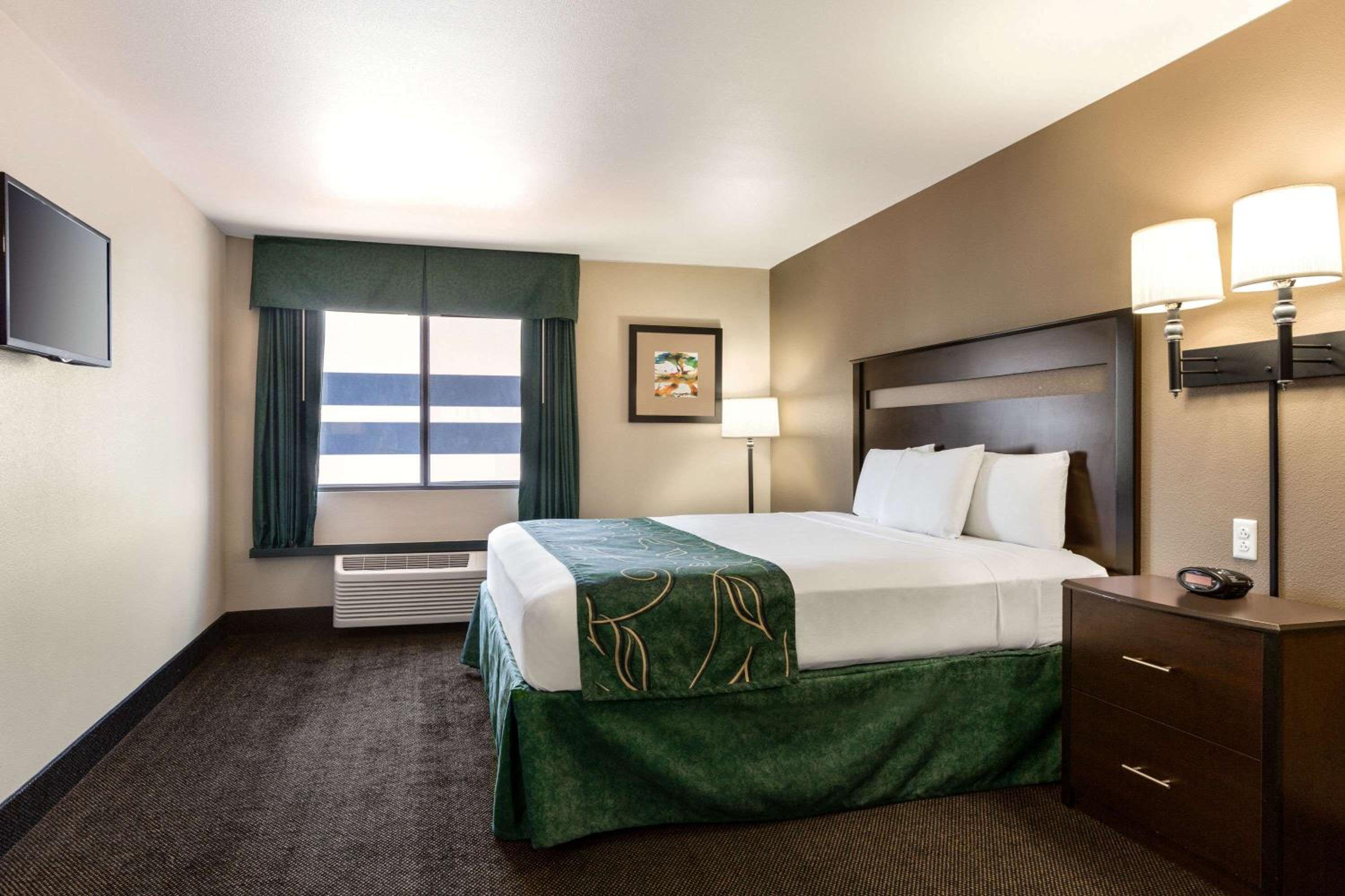 Deluxe Double Room - Mobility Access/Non-Smoking
