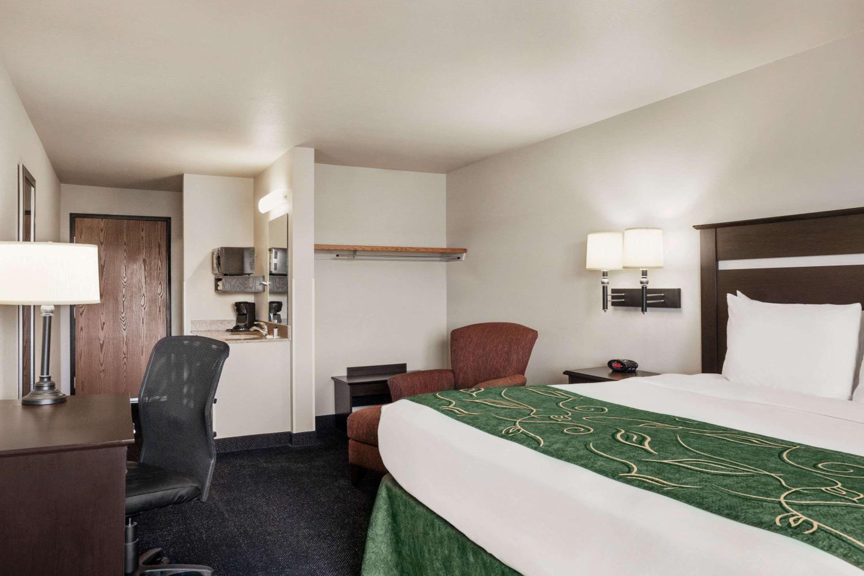 King Room - Non-Smoking - Photo 3