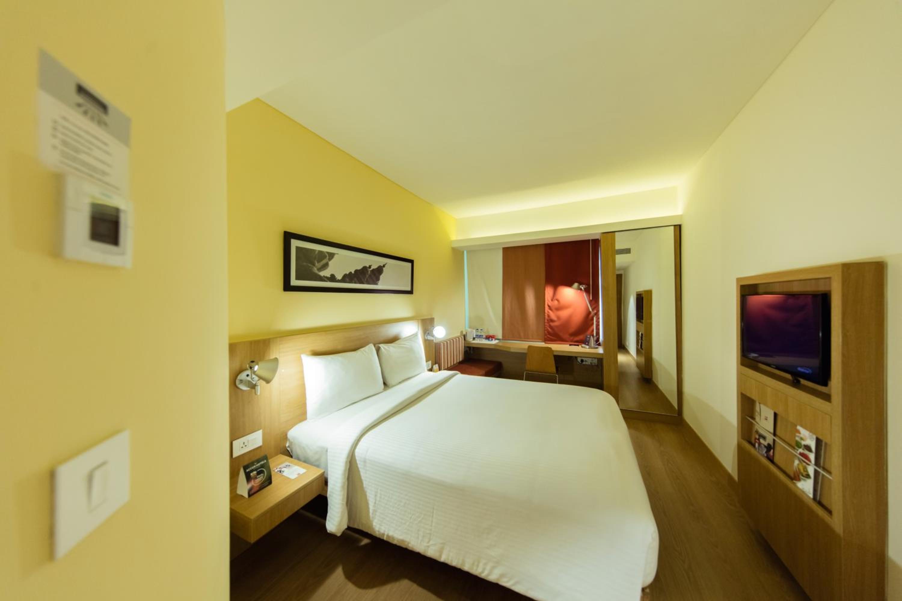 Deluxe Queen Bed Room with Extra Benefits - Photo 4