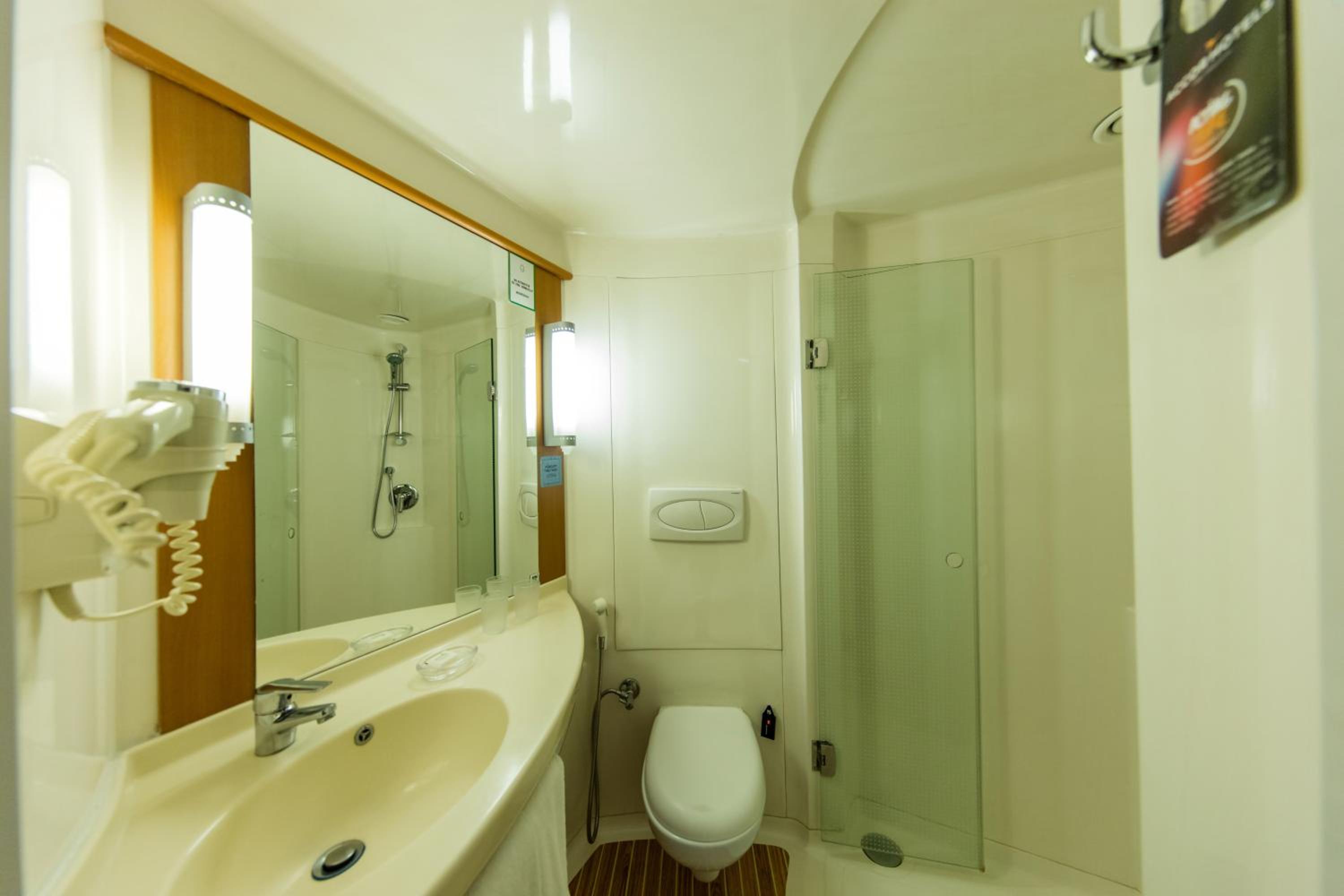 Deluxe Queen Bed Room with Extra Benefits - Photo 3