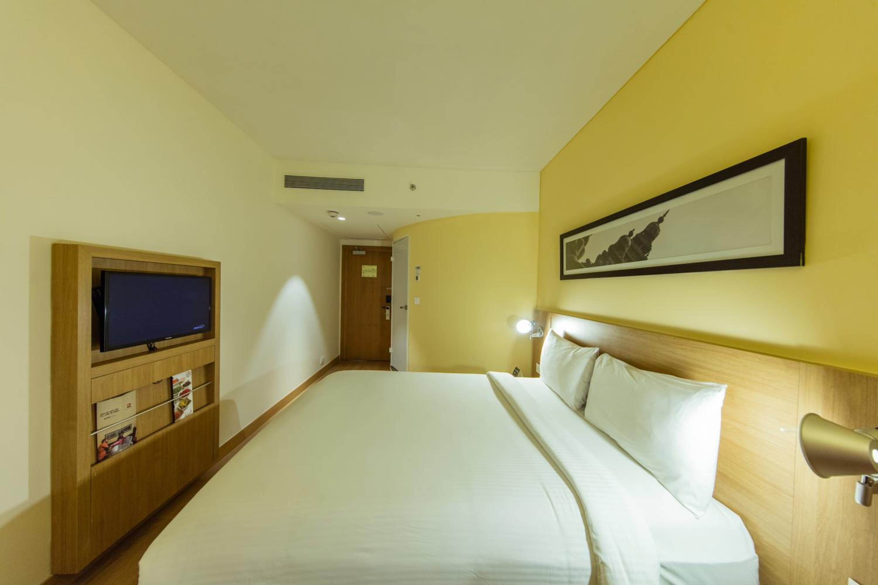 Deluxe Queen Bed Room with Extra Benefits - Photo 2