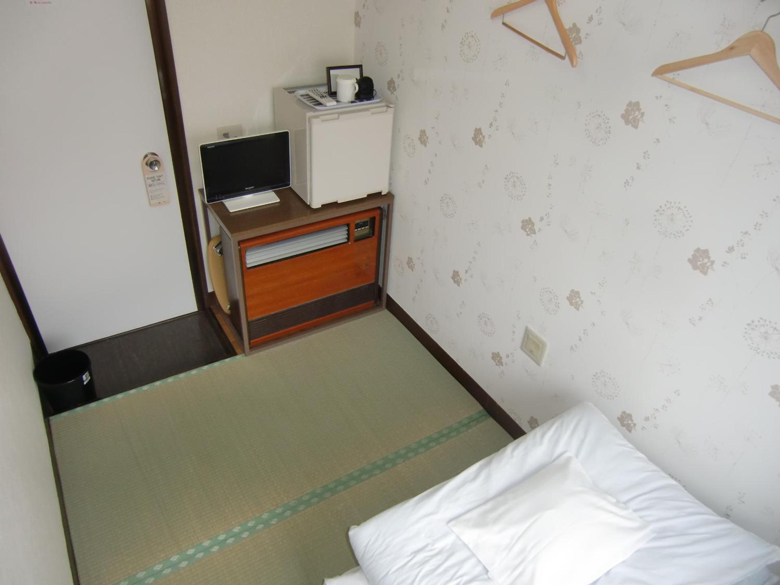 Japanese-Style Twin Room with Shared Bathroom photo 3