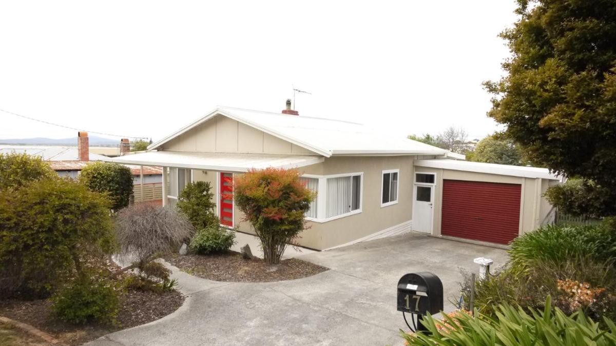 Three-Bedroom House photo 3