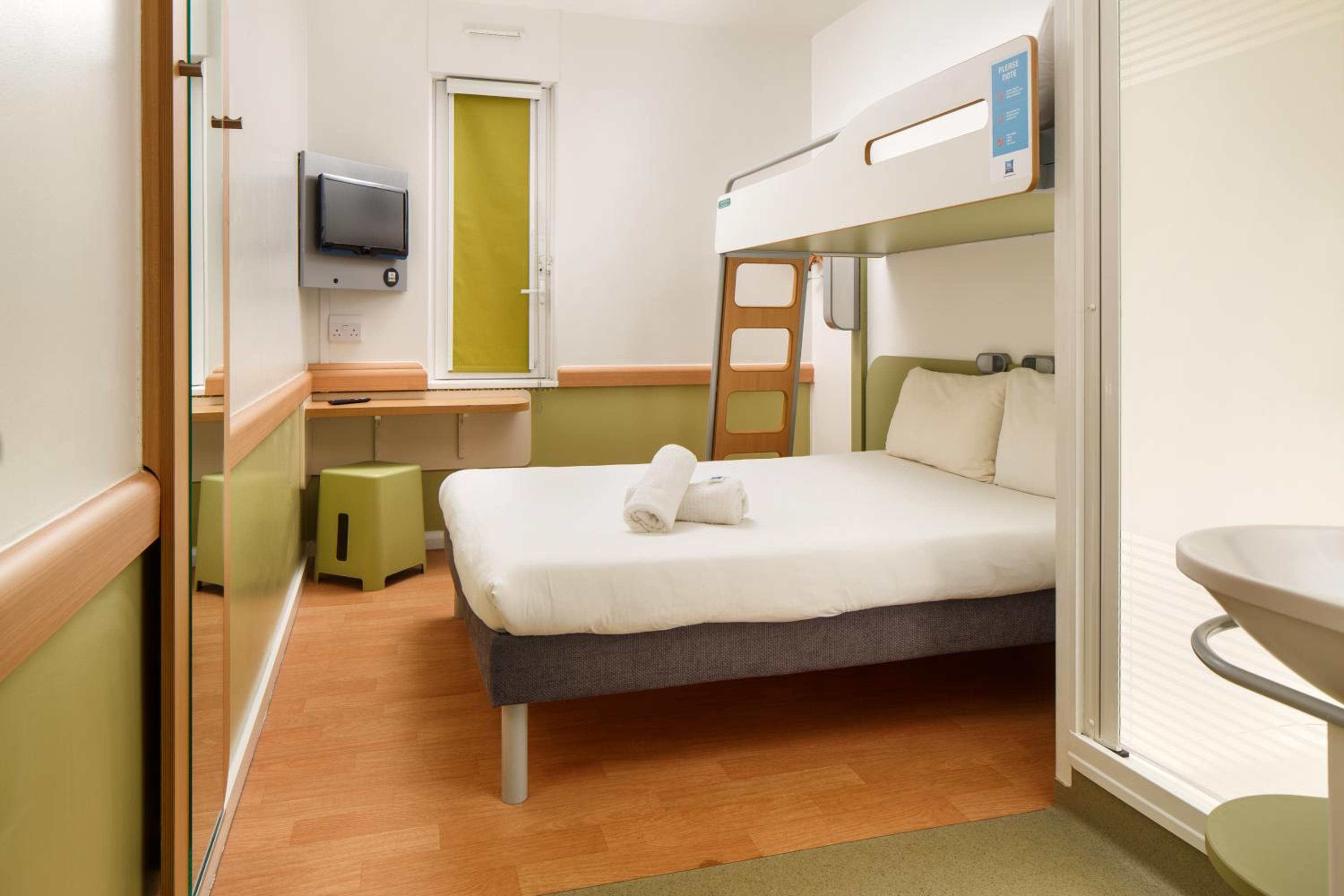 Triple Room with One Double Bed and One Bunk Bed photo 2