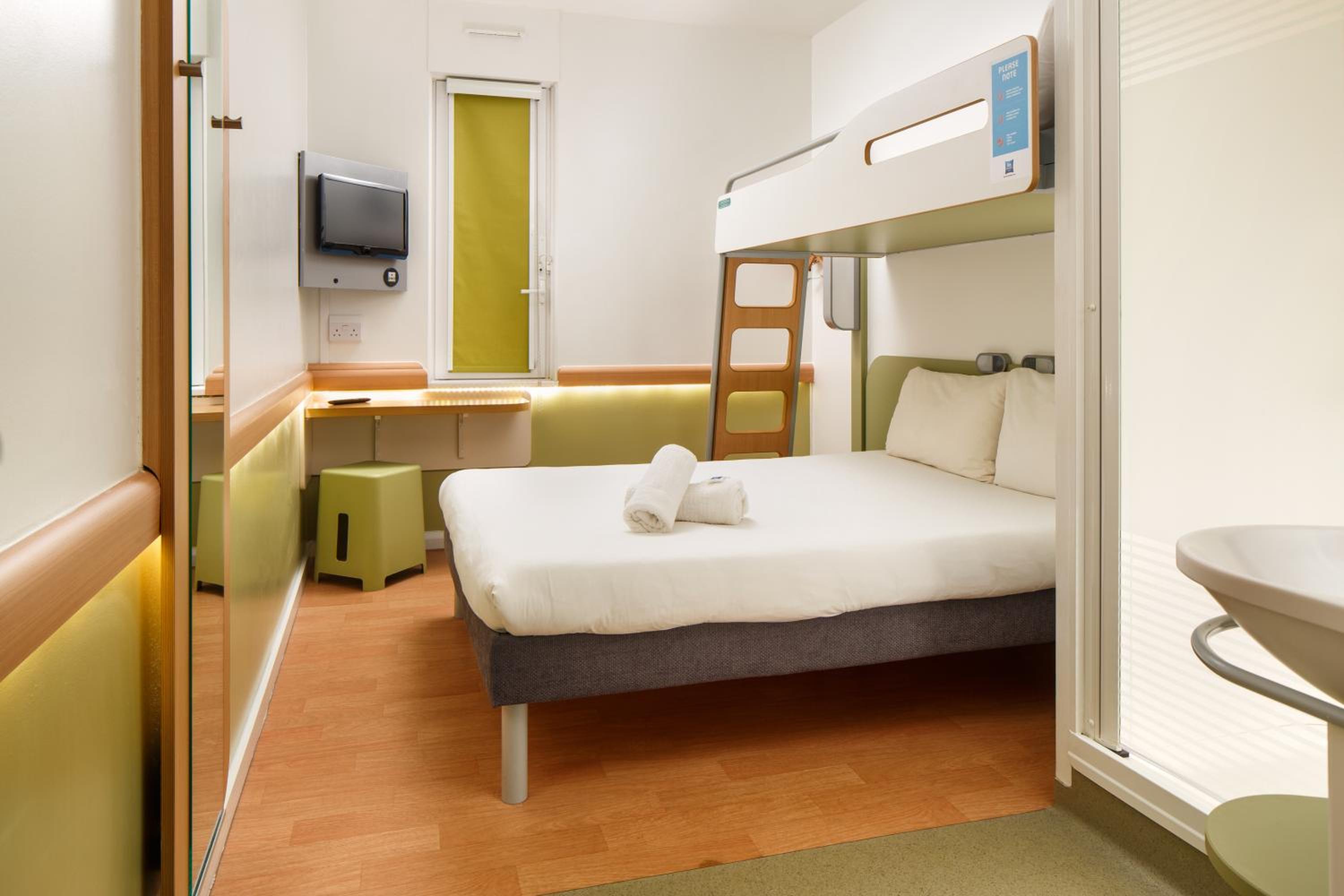 Triple Room with One Double Bed and One Bunk Bed photo 3
