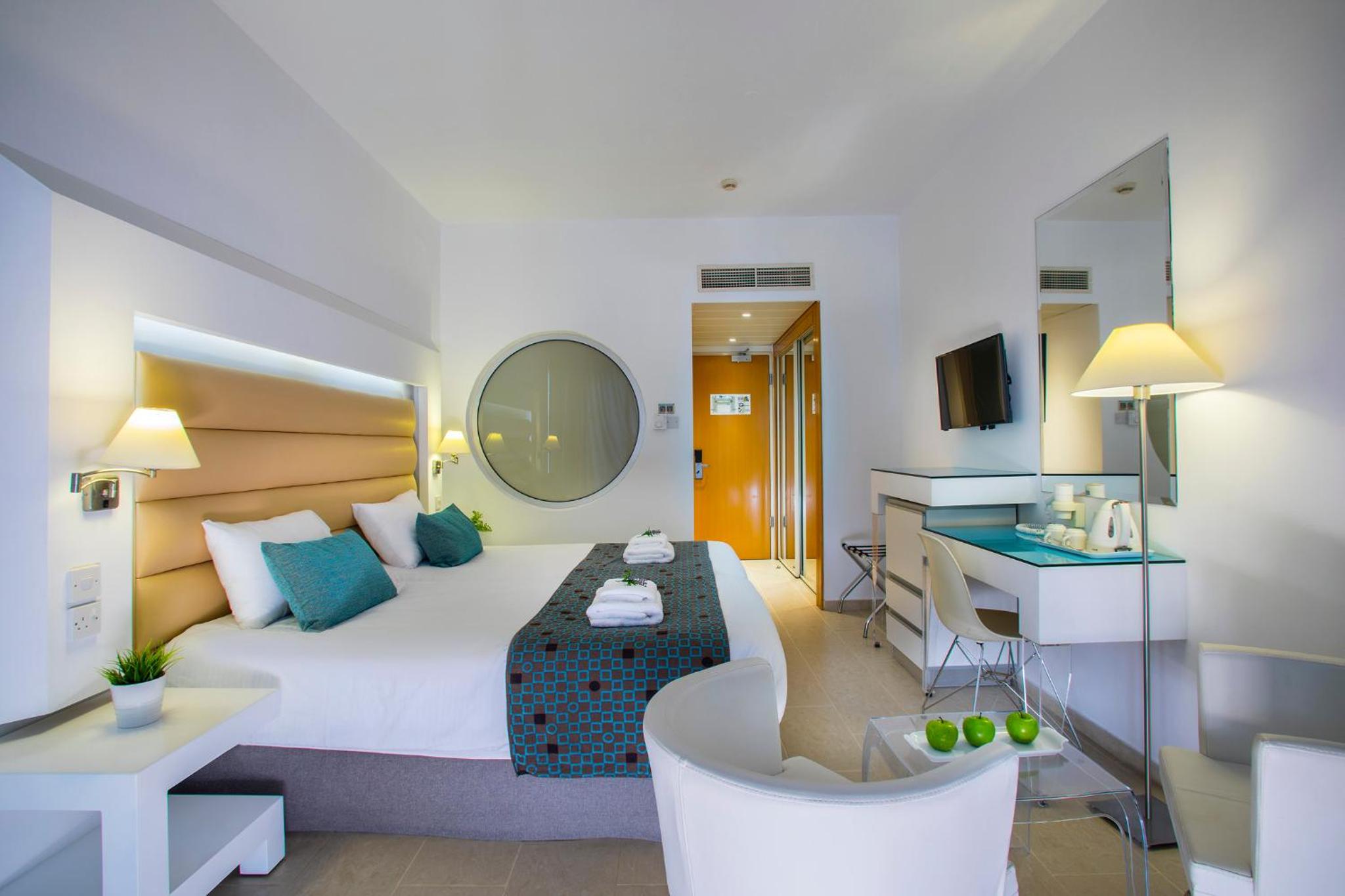 Double or Twin Room with Side Sea View thumbnail 5