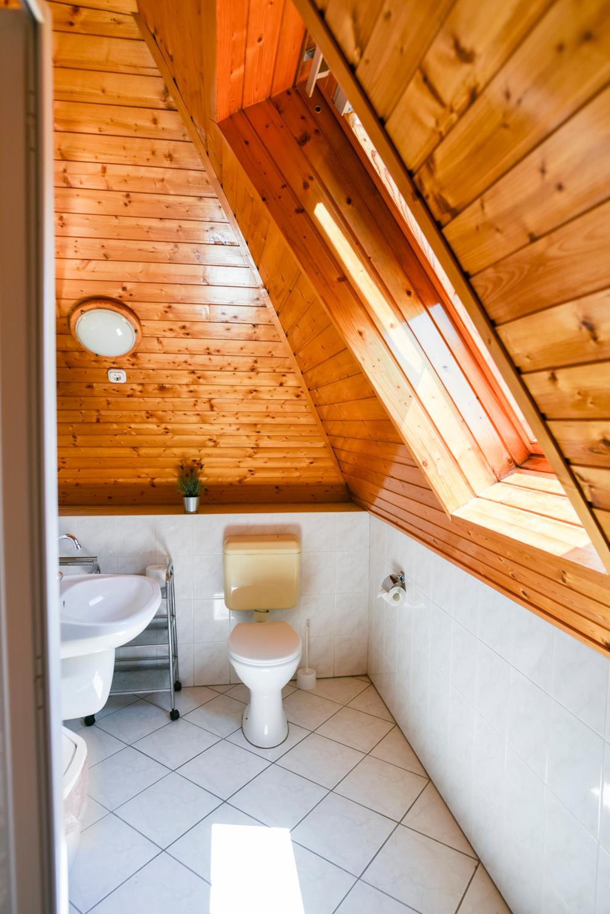 Quadruple Attic Room photo 2