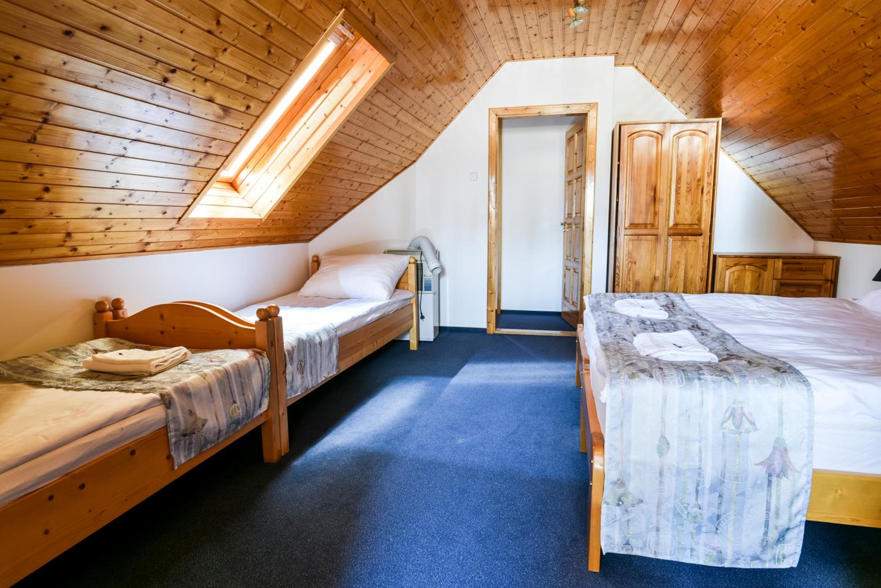 Quadruple Attic Room photo 3