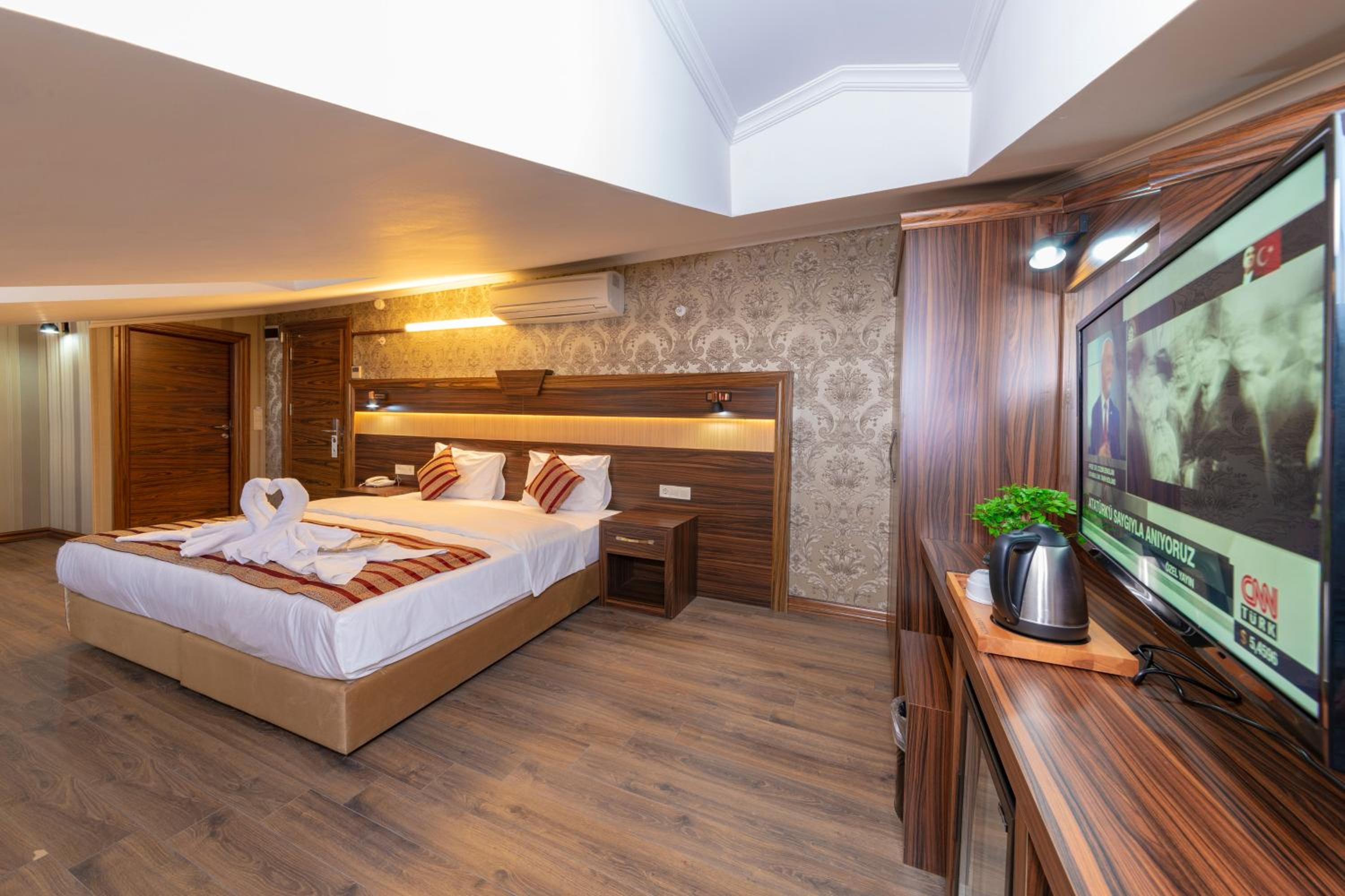 Deluxe Family Suite photo 1