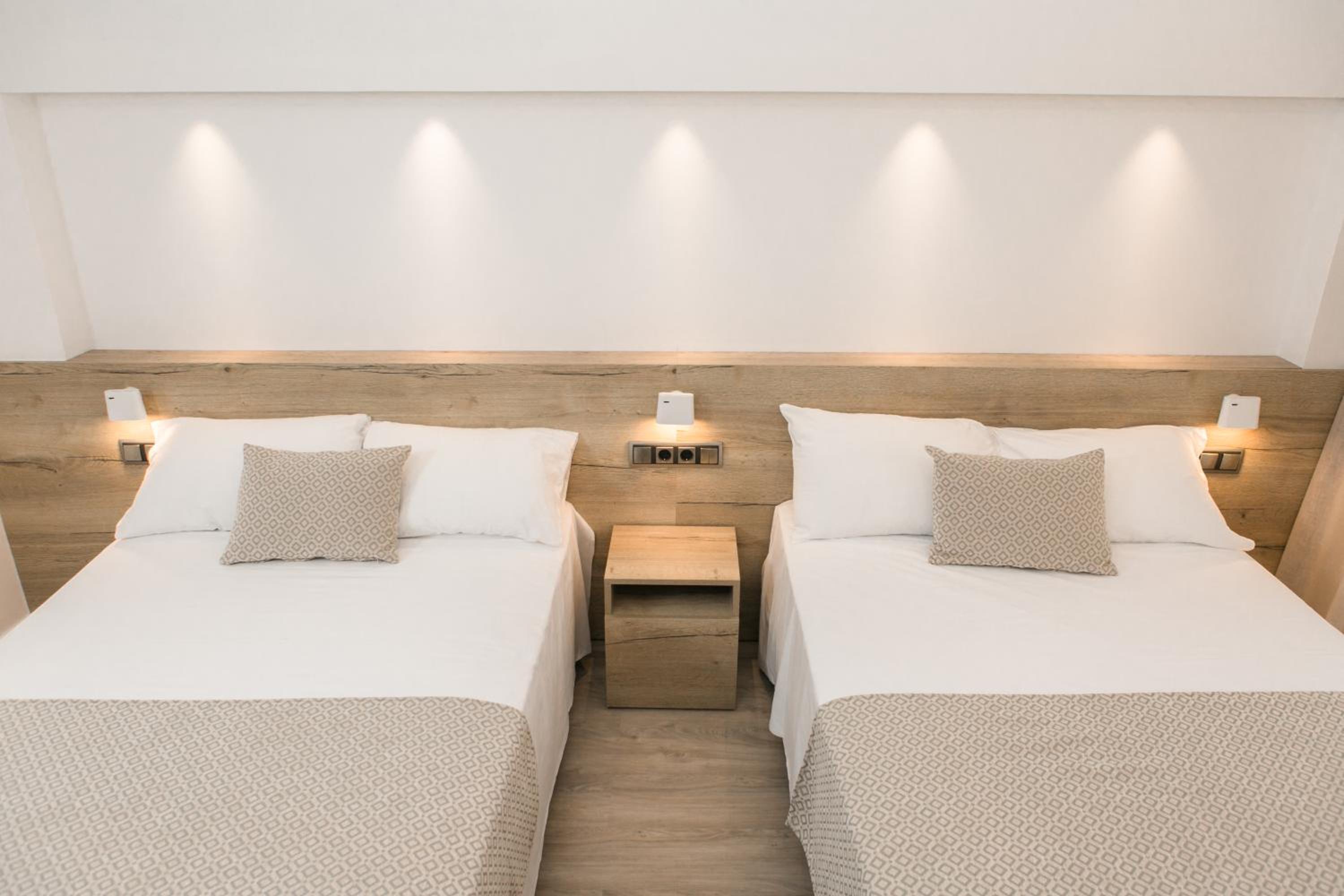 Habitación Familiar con Vista a la Piscina (2 Adultos + 1 Niño)