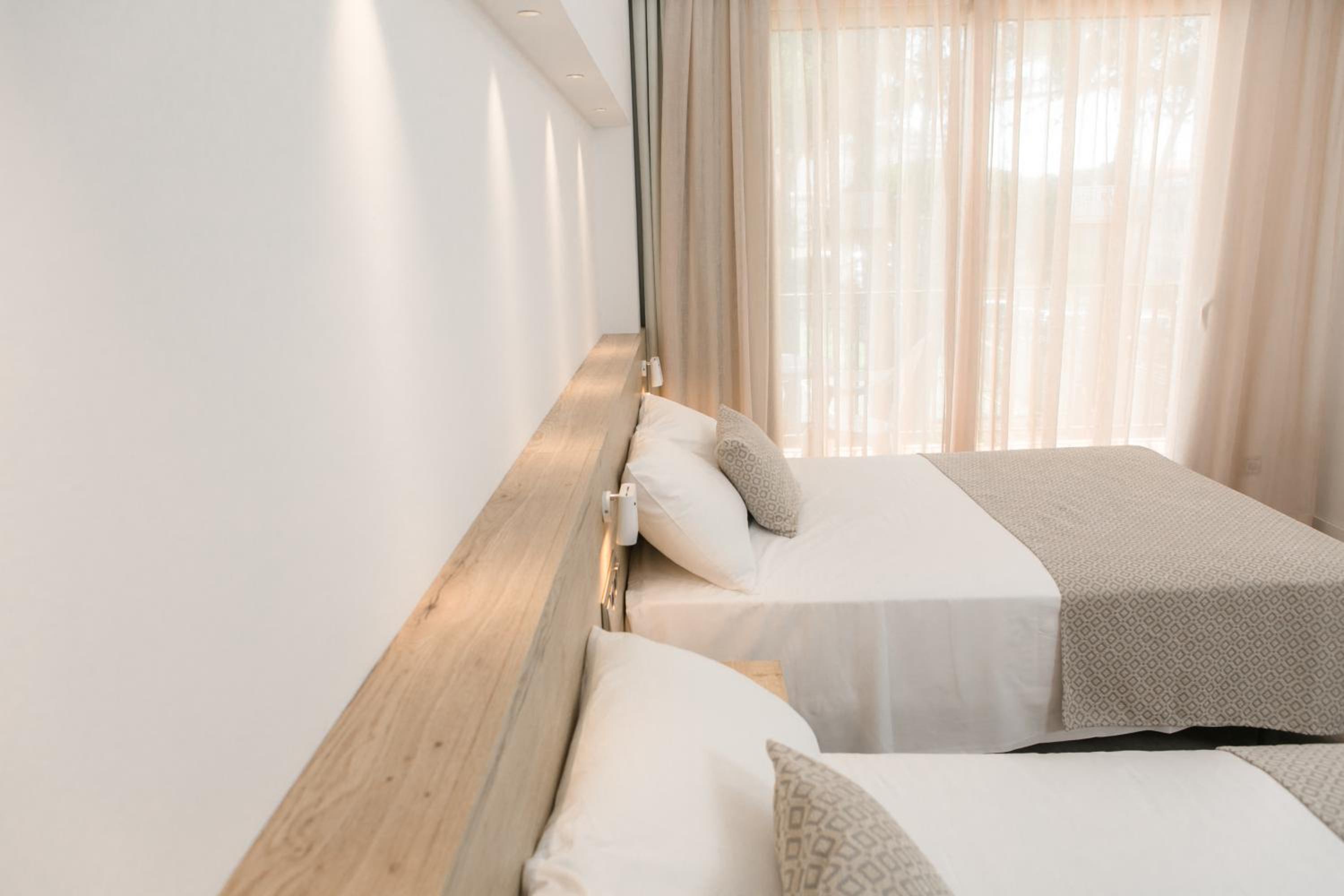 Habitación familiar con vista lateral al mar (2 adultos + 2 niños)