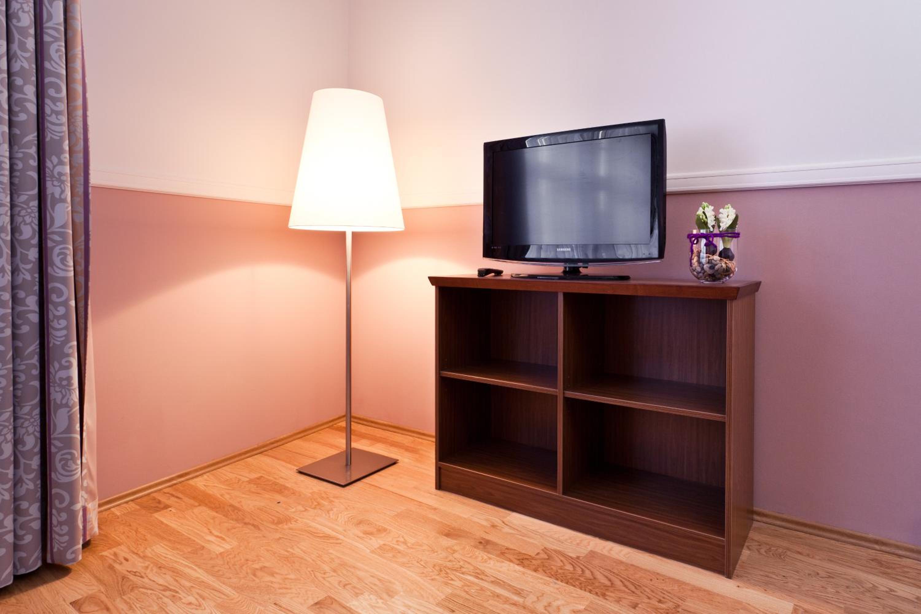 One-Bedroom Suite with Sofa Bed photo 2
