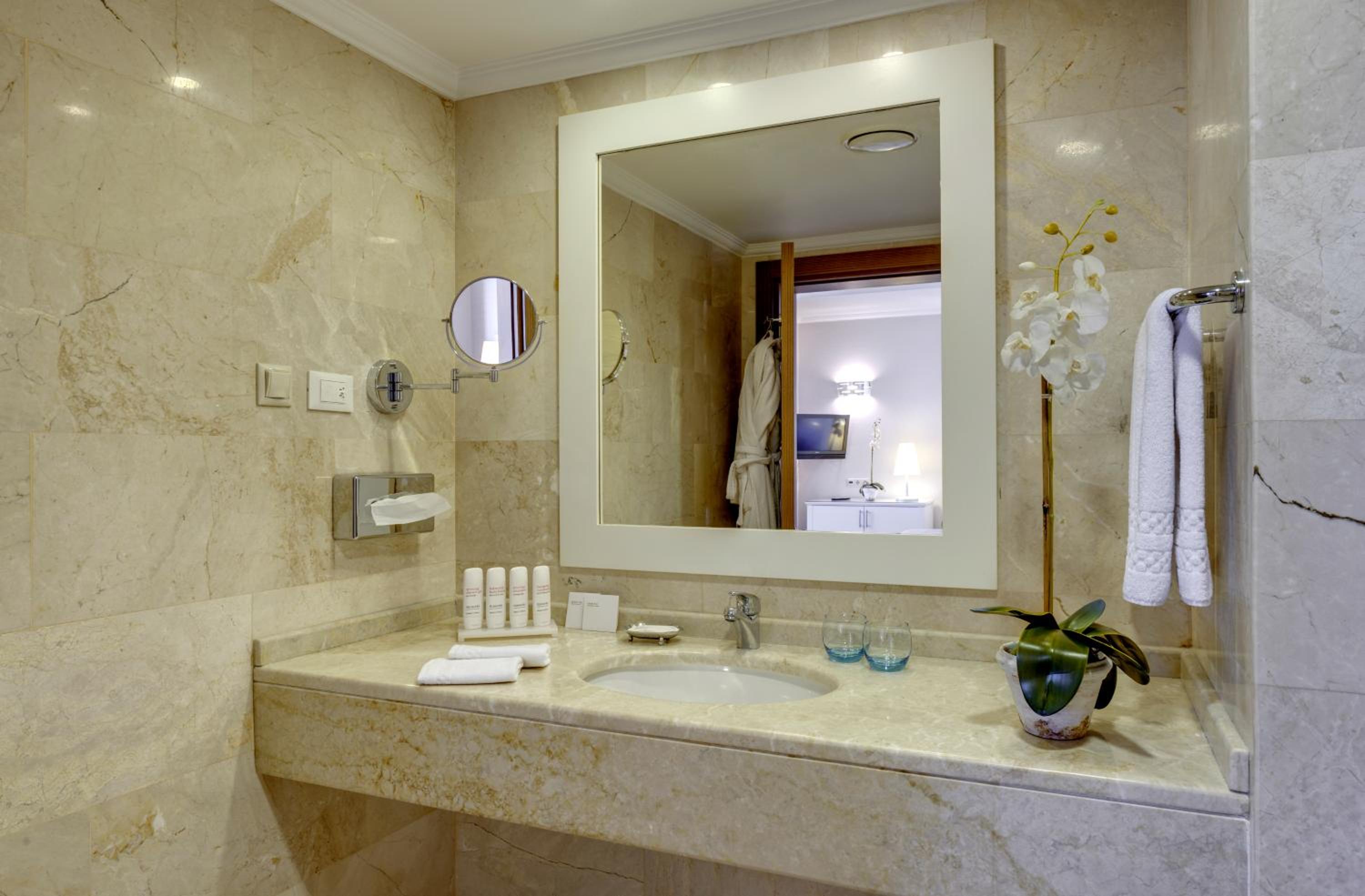 Suite with Sea View - Photo 5