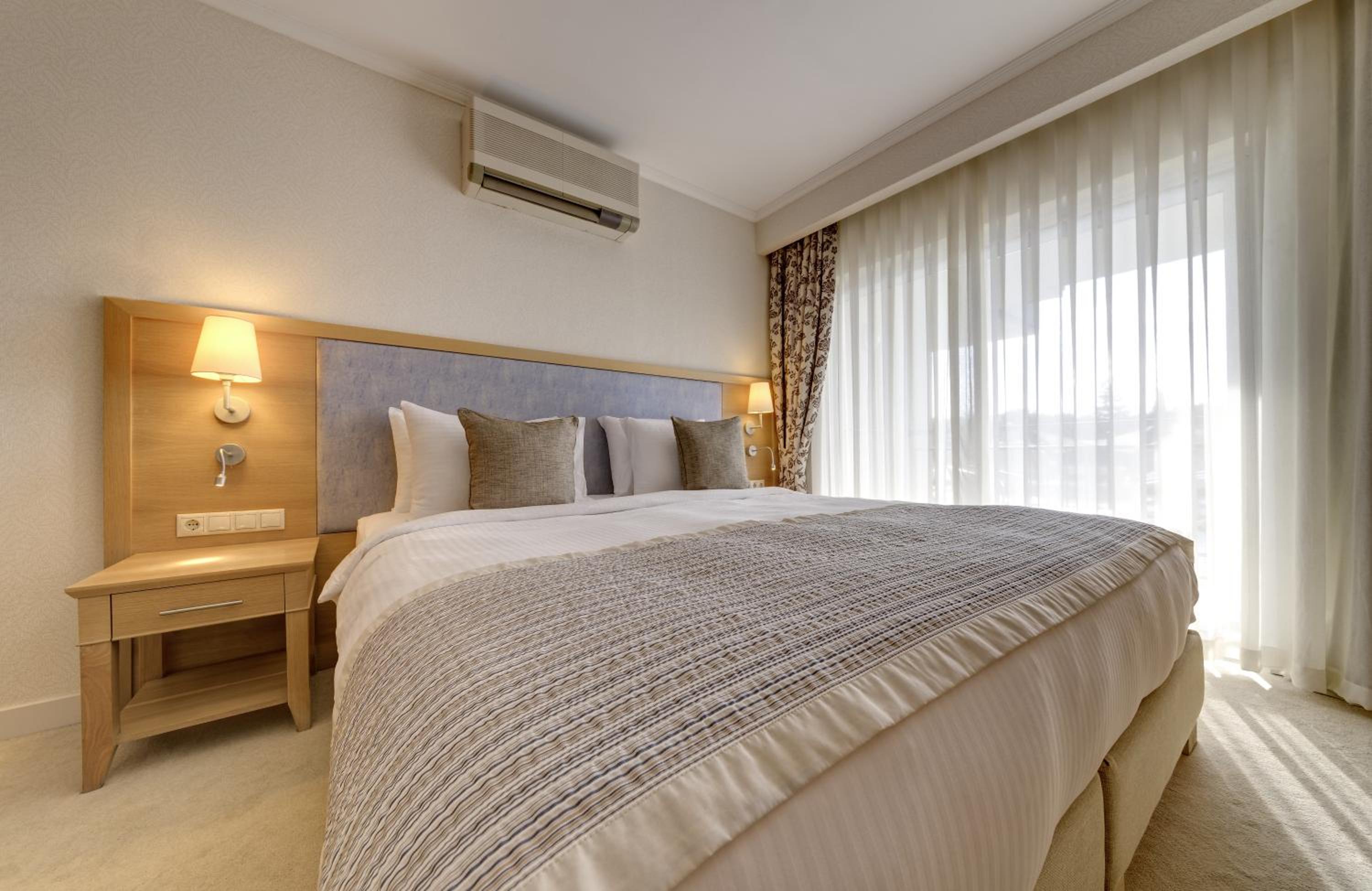 Premium Room with Balcony and Pool View - Photo 6