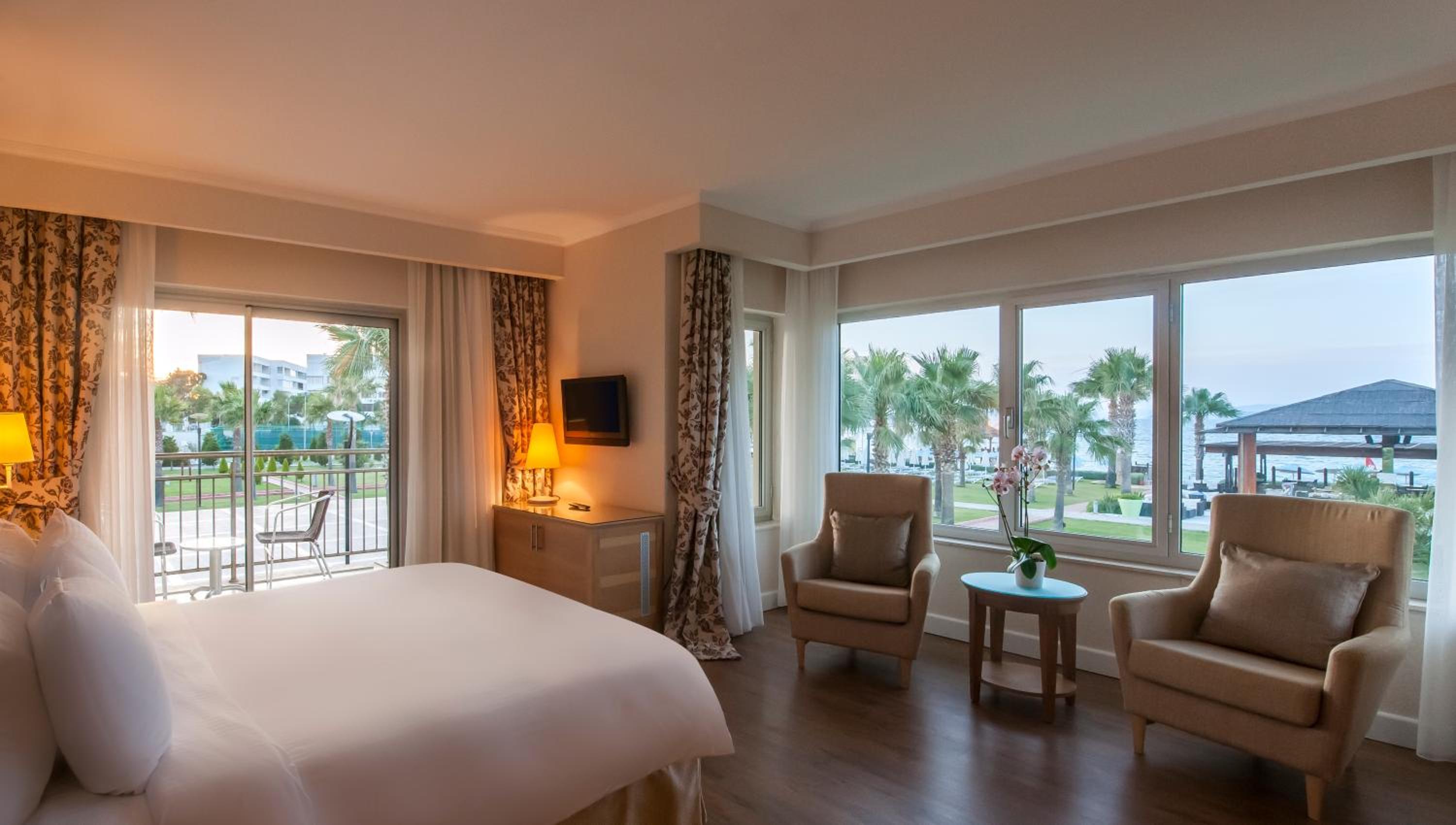 Superior Suite with Pool View , Balcony  - Photo 3