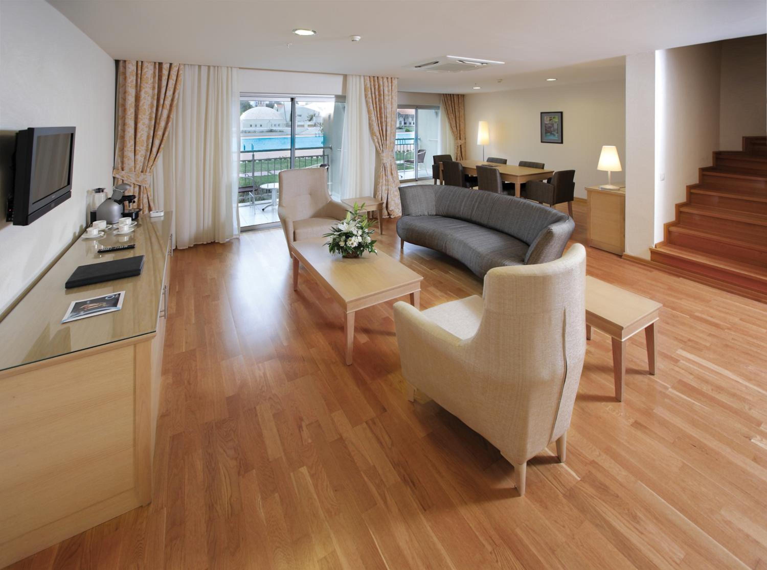 Superior Suite with Pool View , Balcony  - Photo 4