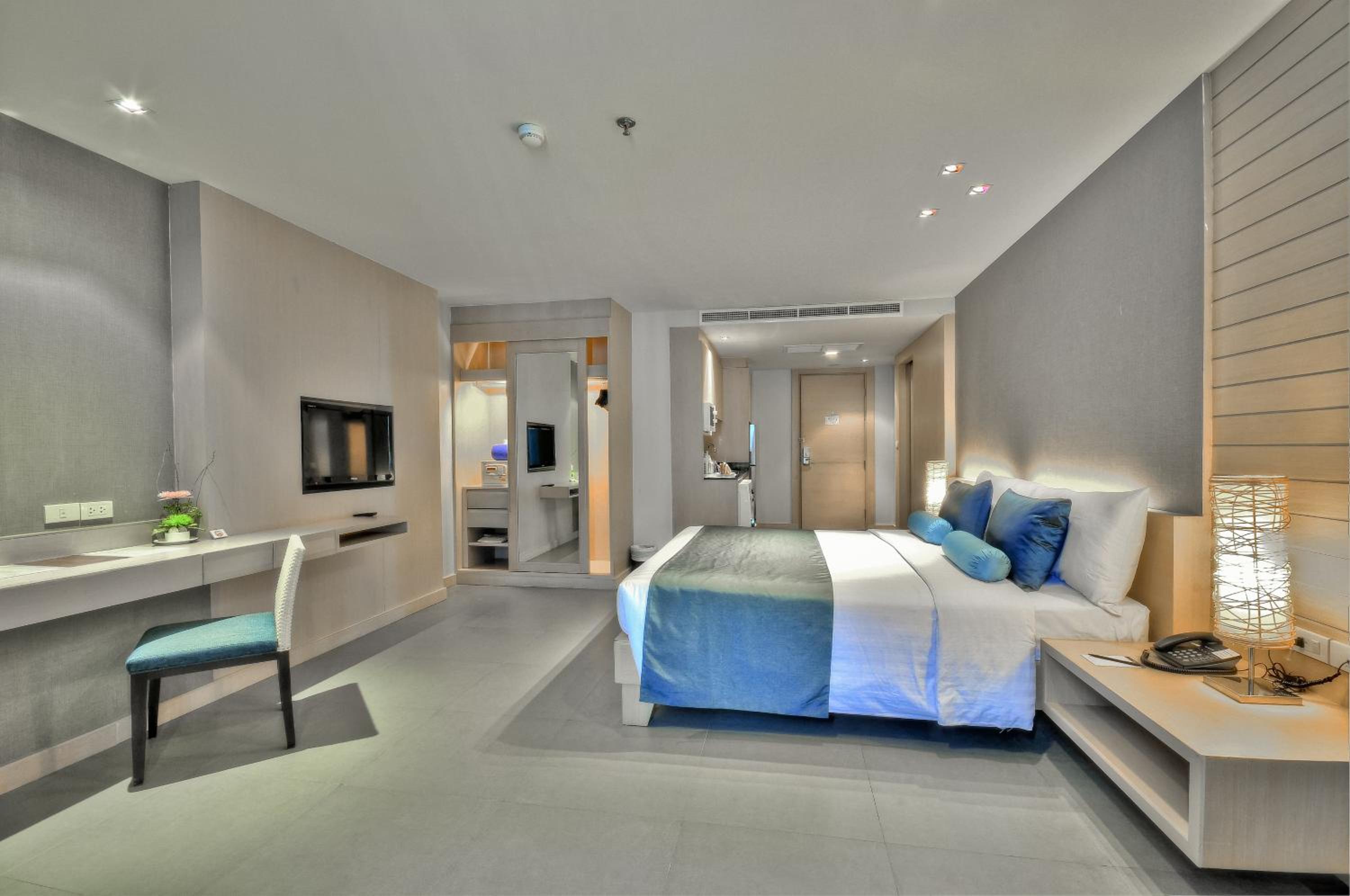 Deluxe King Room - Photo 6