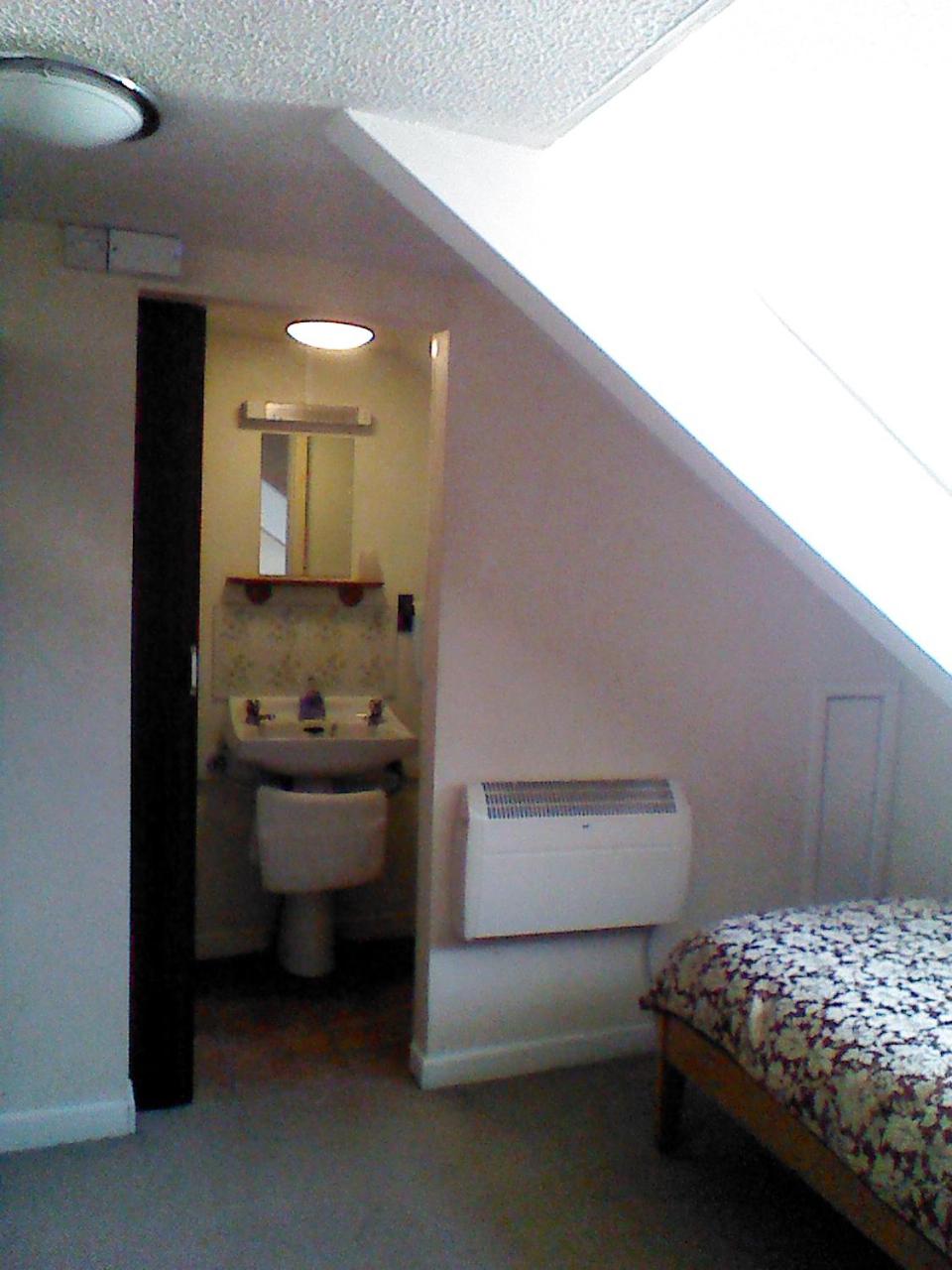 Single Room with Private Bathroom photo 2