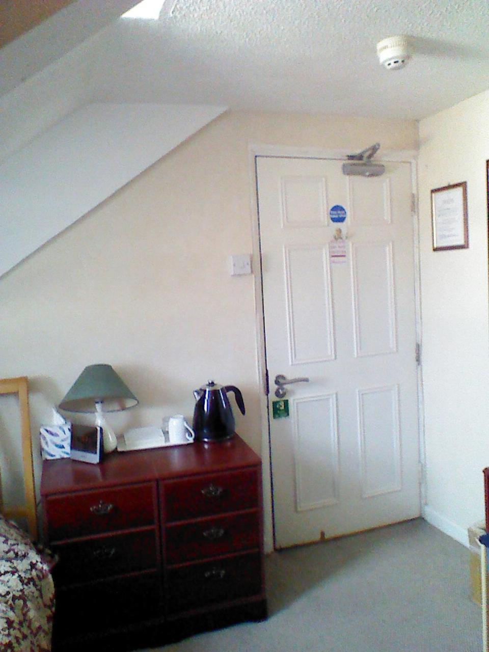 Single Room with Private Bathroom photo 3
