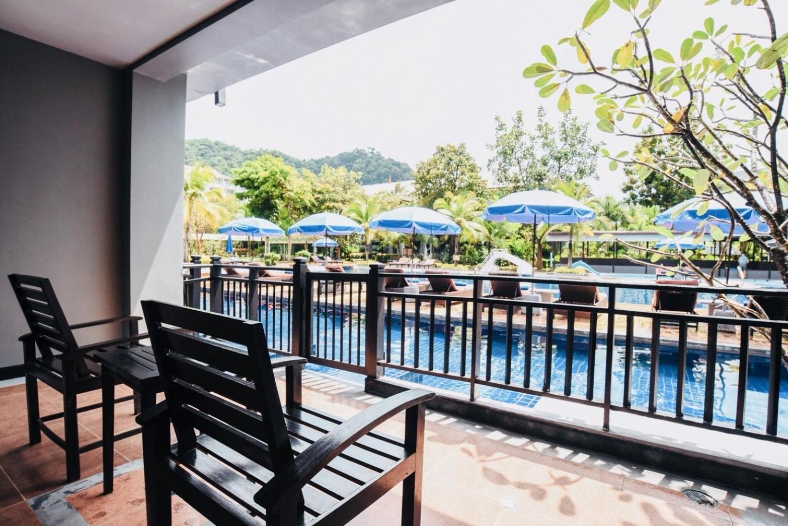 Deluxe Double Room with Pool Access - Photo 9