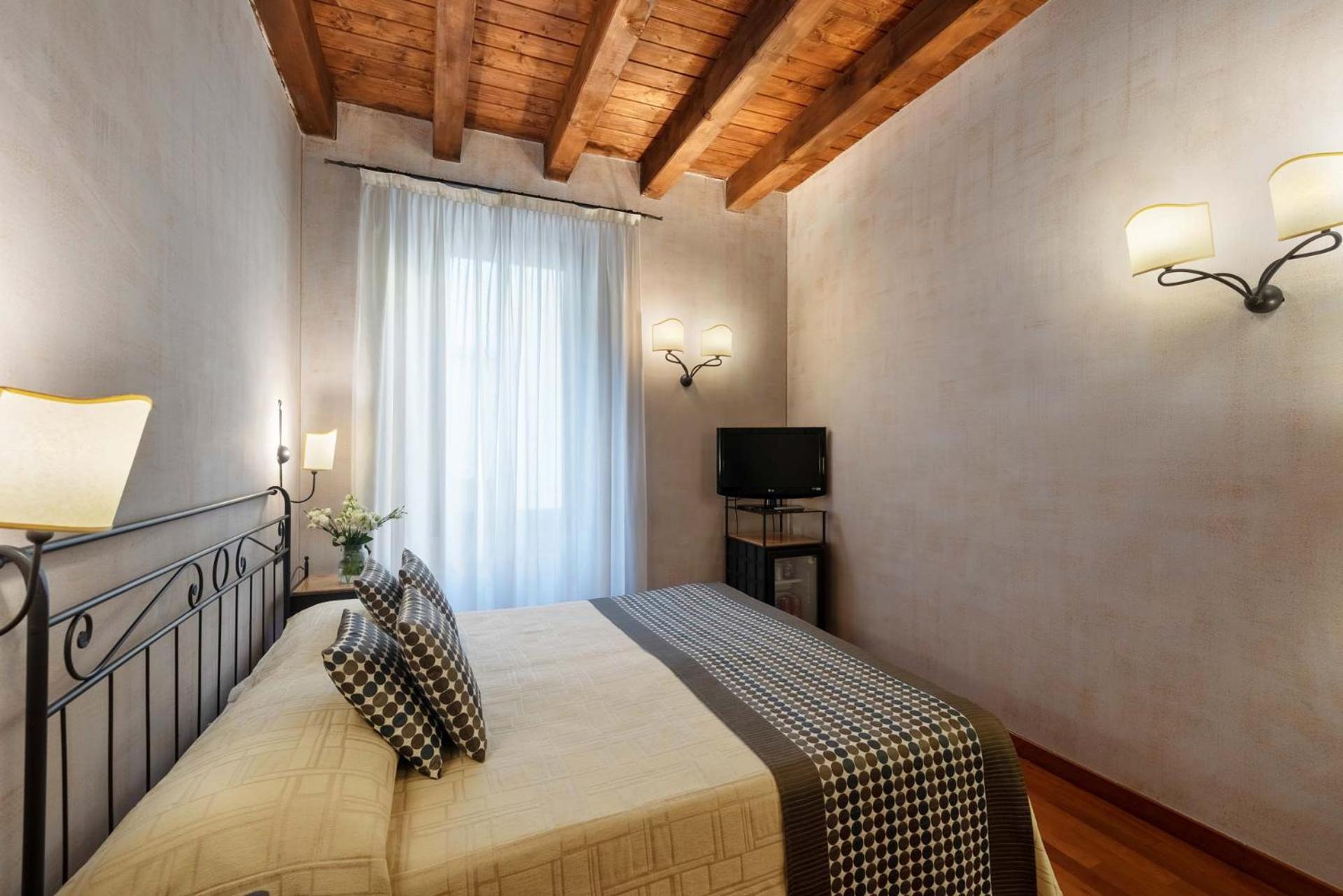 Standard Double or Twin Room - Photo 5