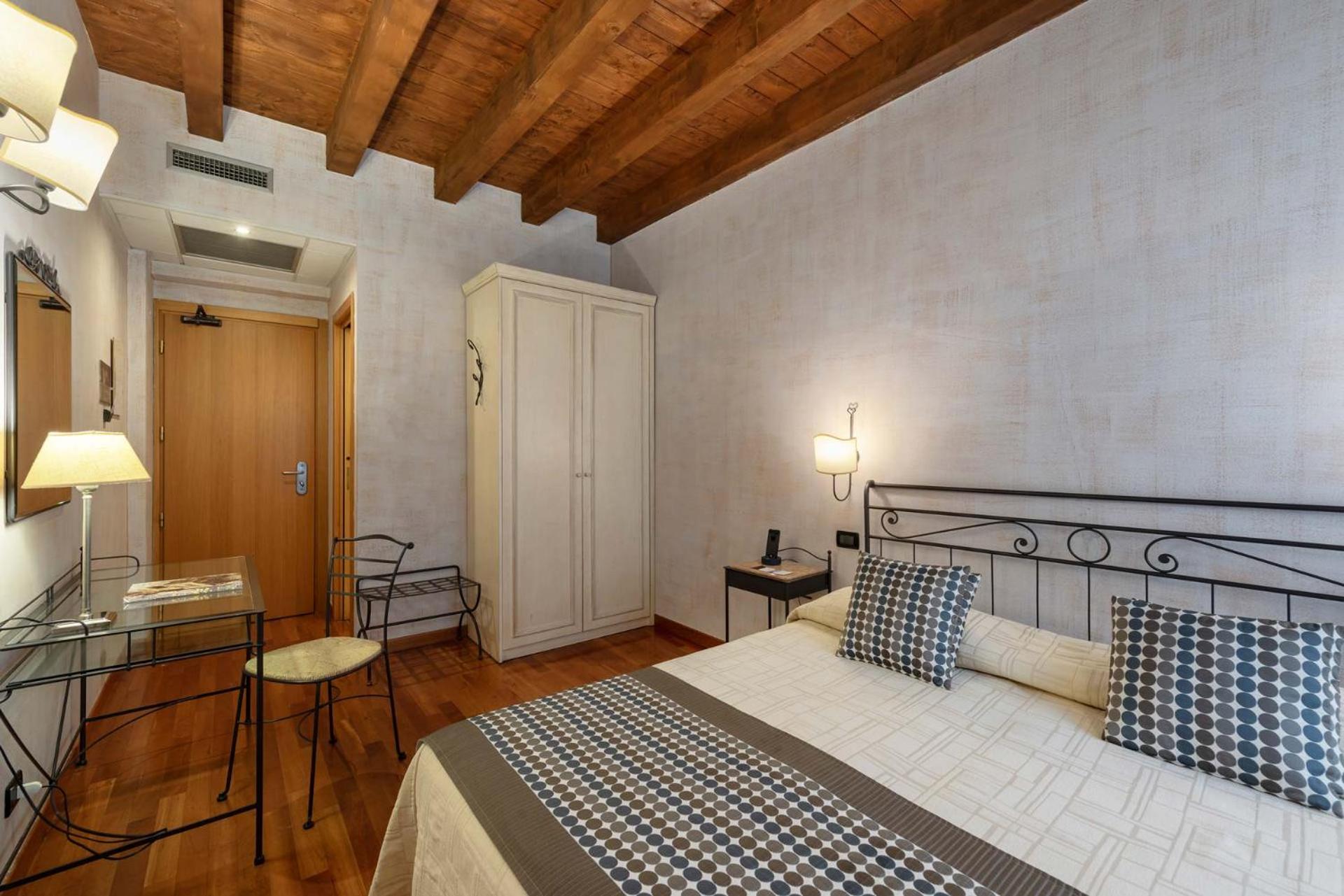 Standard Double or Twin Room - Photo 1