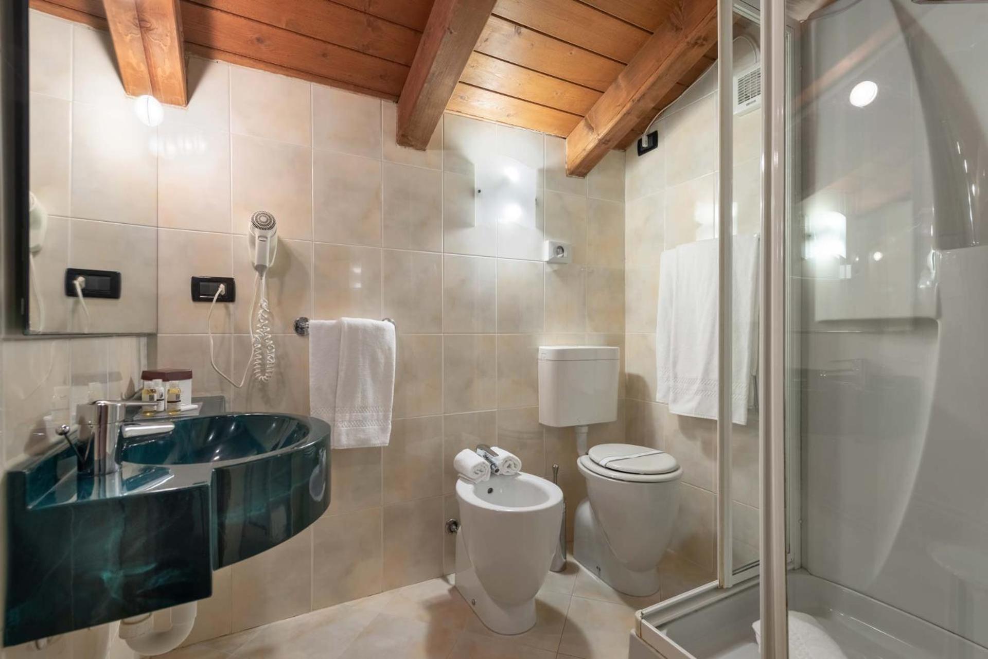 Standard Double or Twin Room - Photo 4