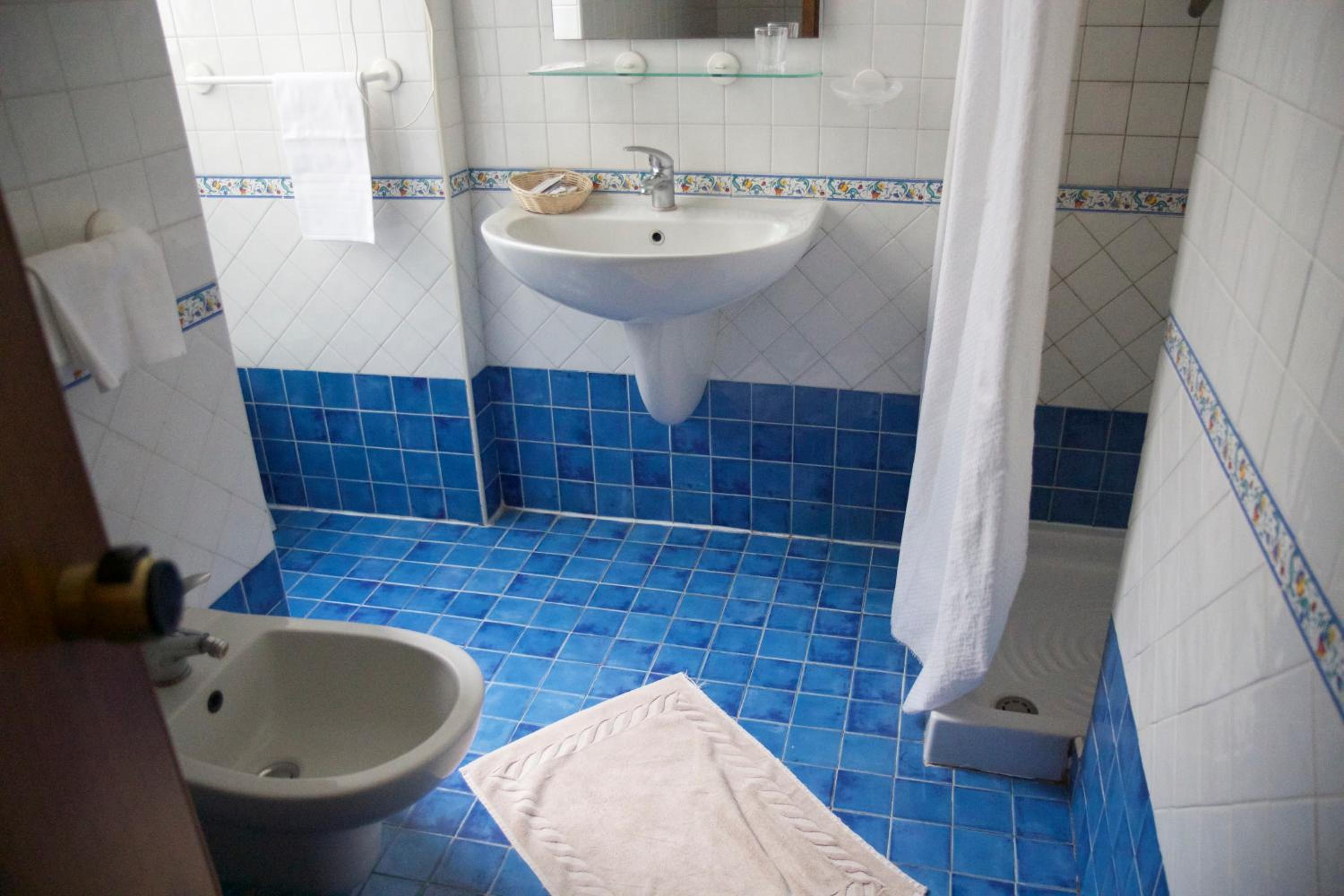 Standard Double Room - Photo 11