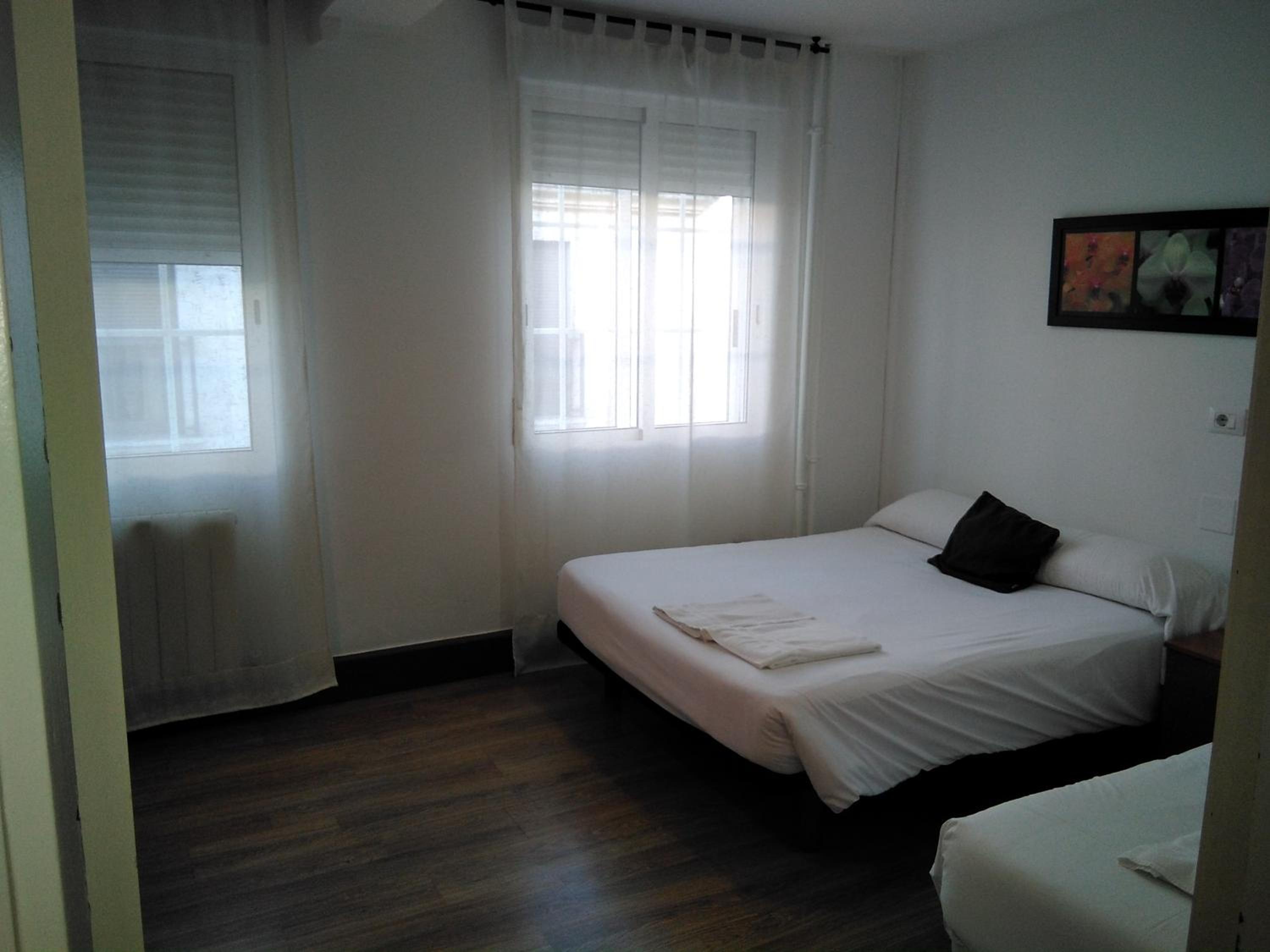 Twin Room - Photo 2