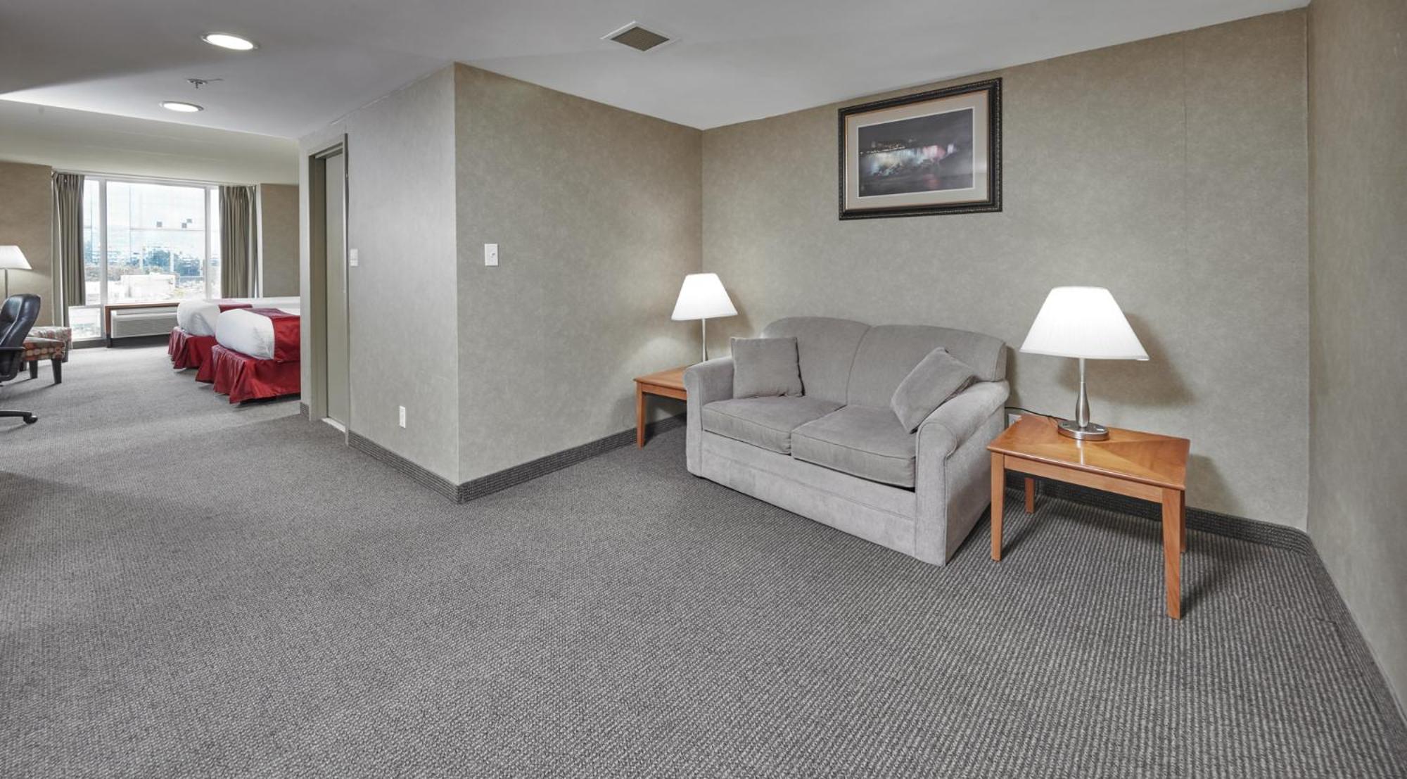 Deluxe Queen Suite - Photo 3