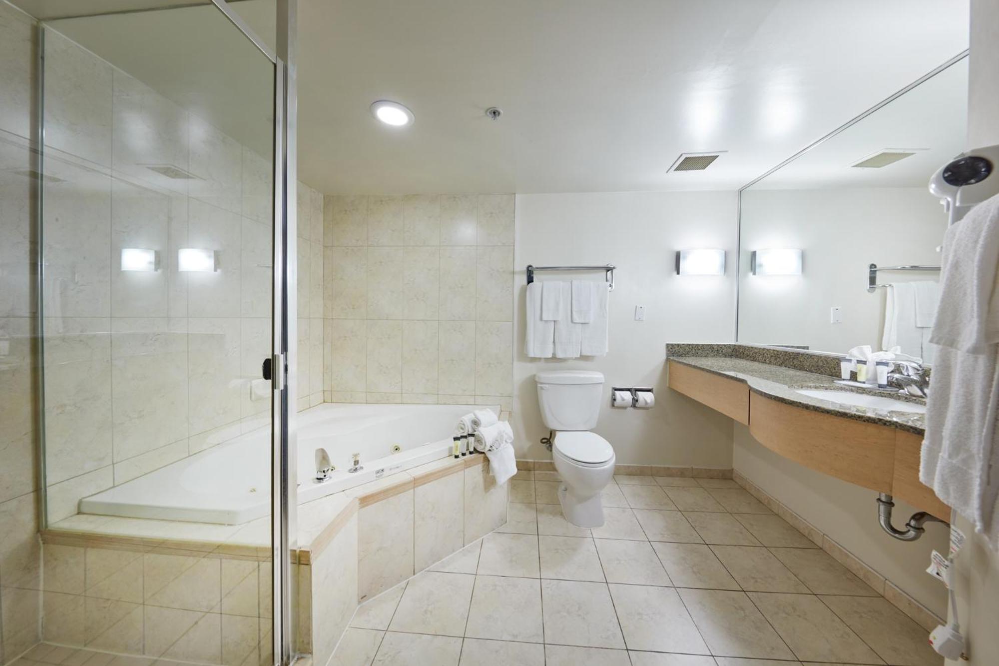 Tower King Jacuzzi Suite - Photo 3