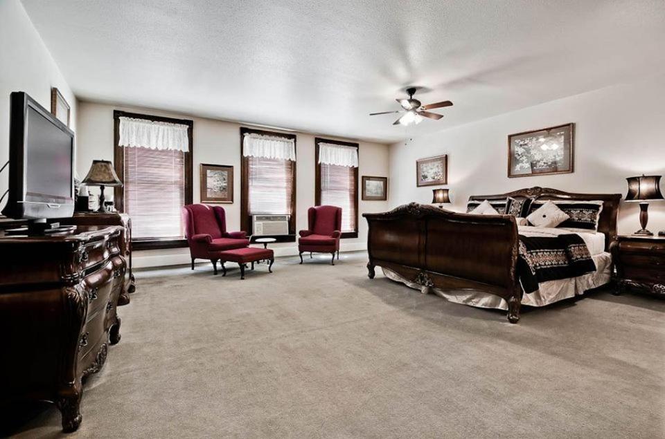 115 Grand King Suite