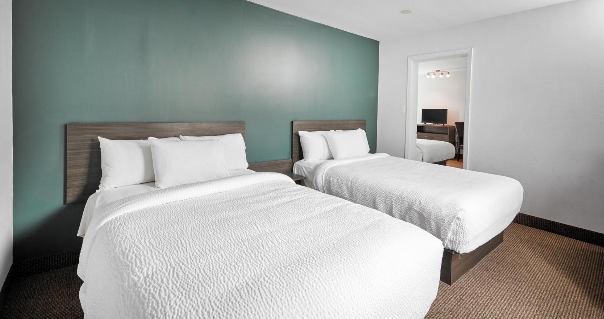 Motel Two Bedroom Suite with Four Double Beds- Exterior Entrance - Photo 1