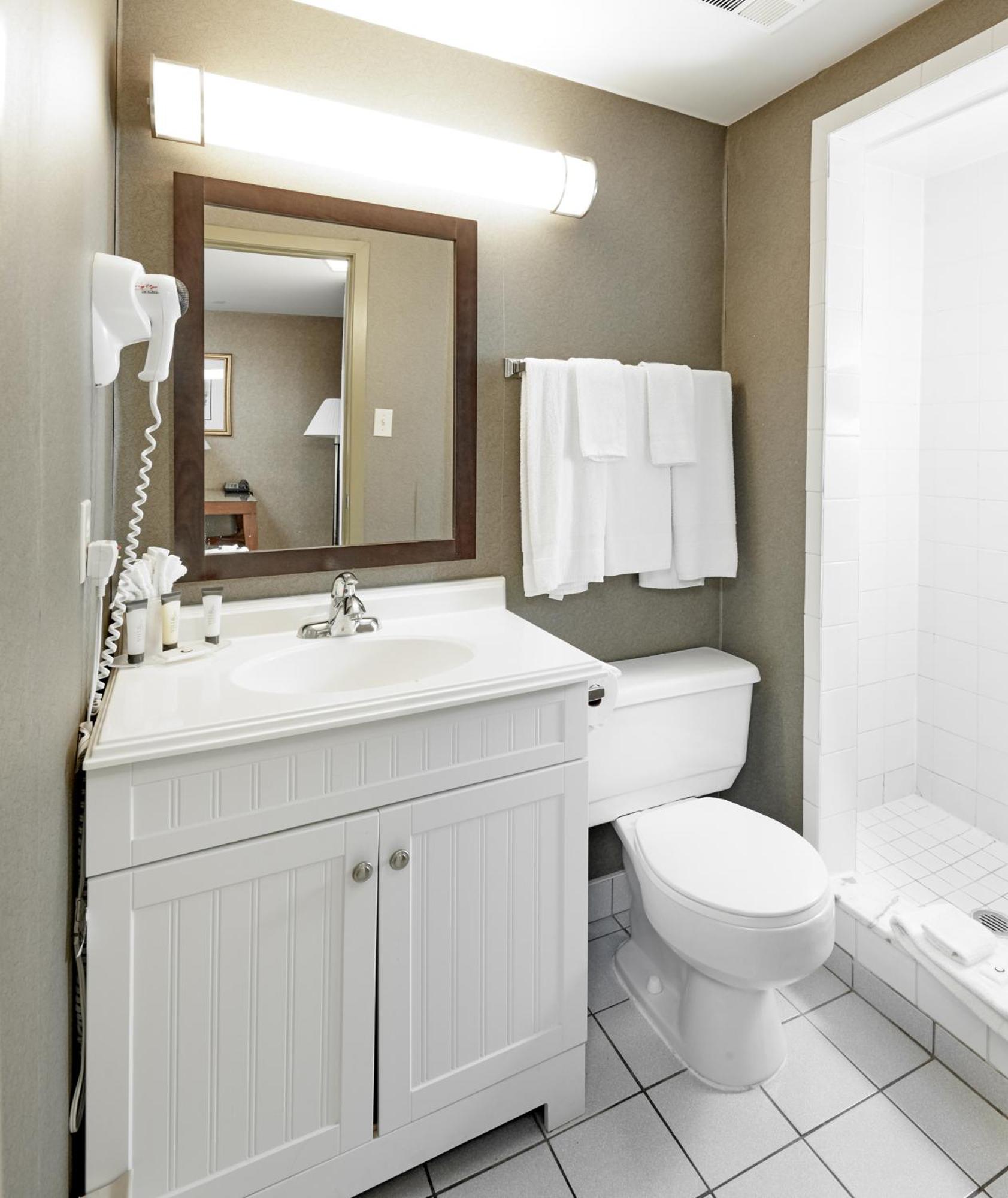 Motel Room King Jacuzzi Suite - Exterior Entrance - Photo 2