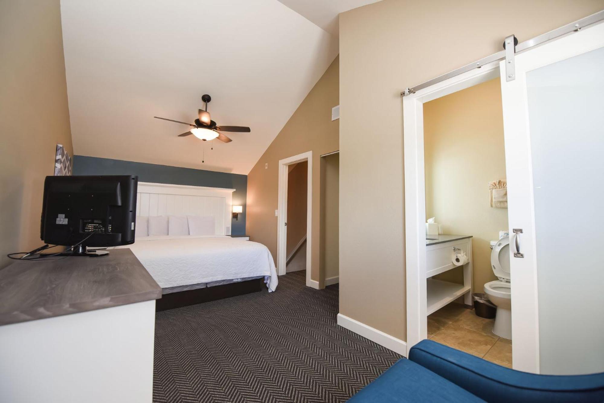 King Suite with Balcony - Non-Smoking - Photo 15