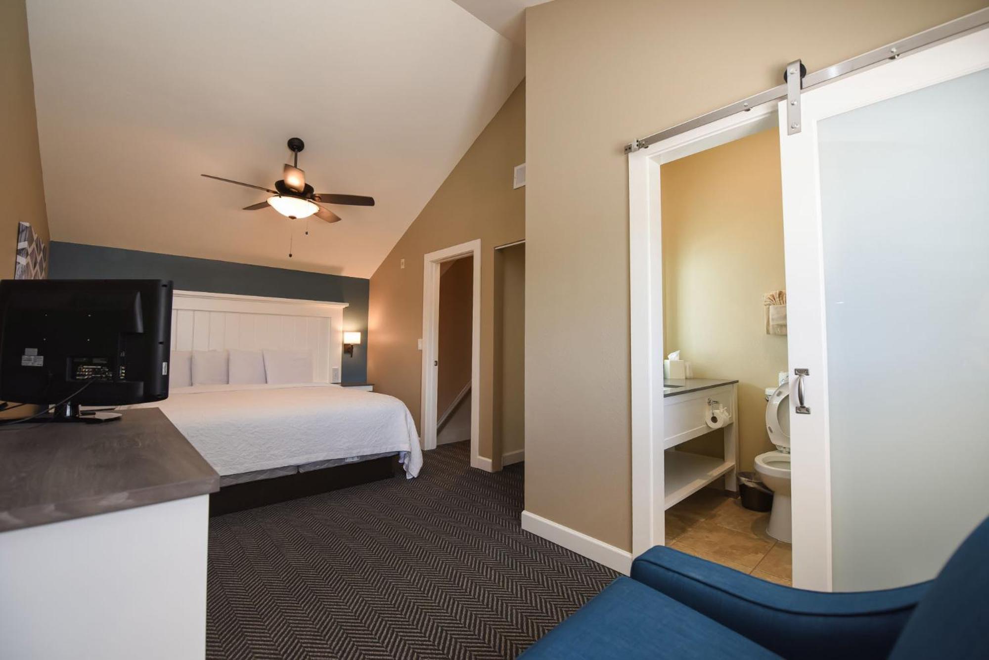 King Suite with Balcony - Non-Smoking - Photo 19