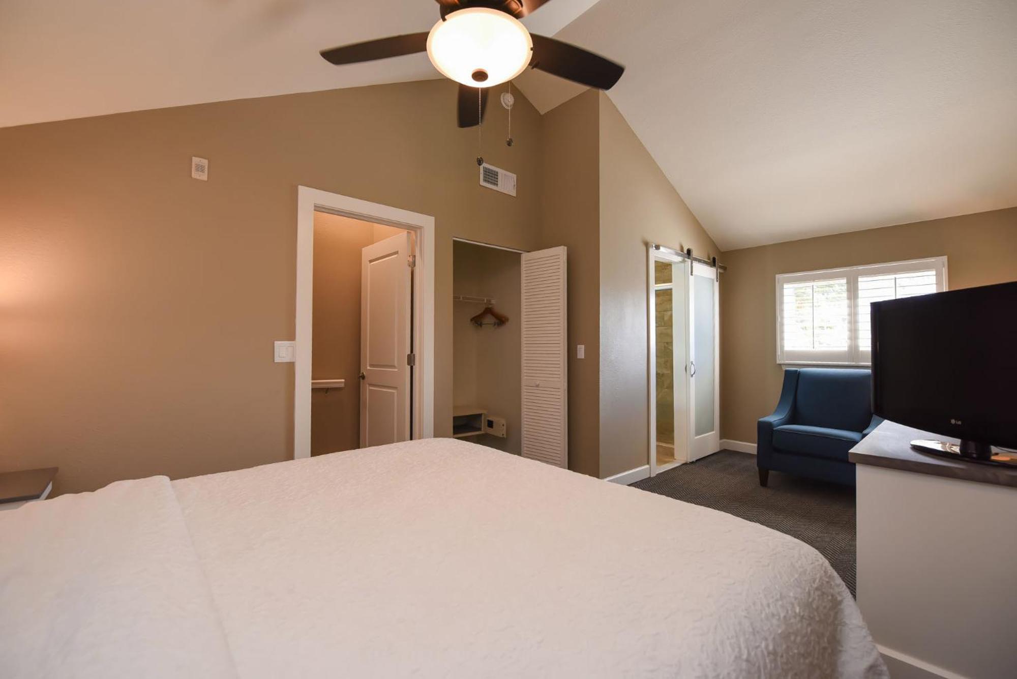 King Suite with Balcony - Non-Smoking - Photo 13