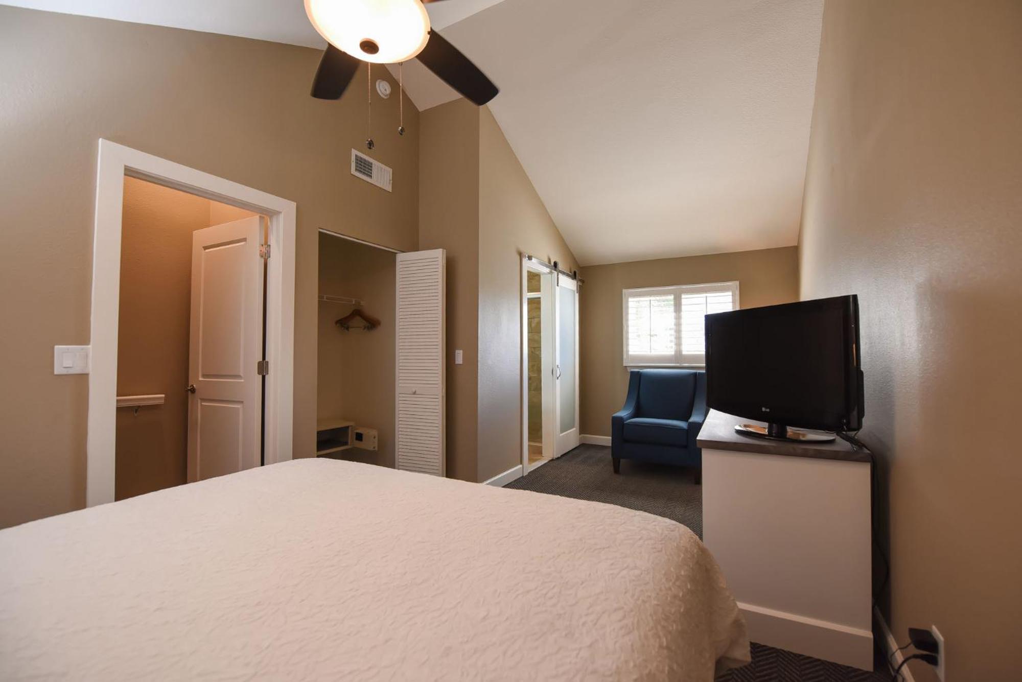 King Suite with Balcony - Non-Smoking - Photo 27