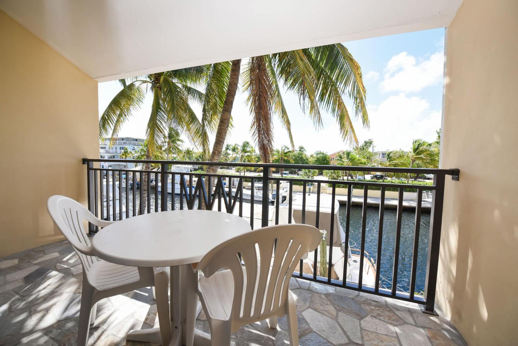King Suite with Balcony - Non-Smoking - Photo 16