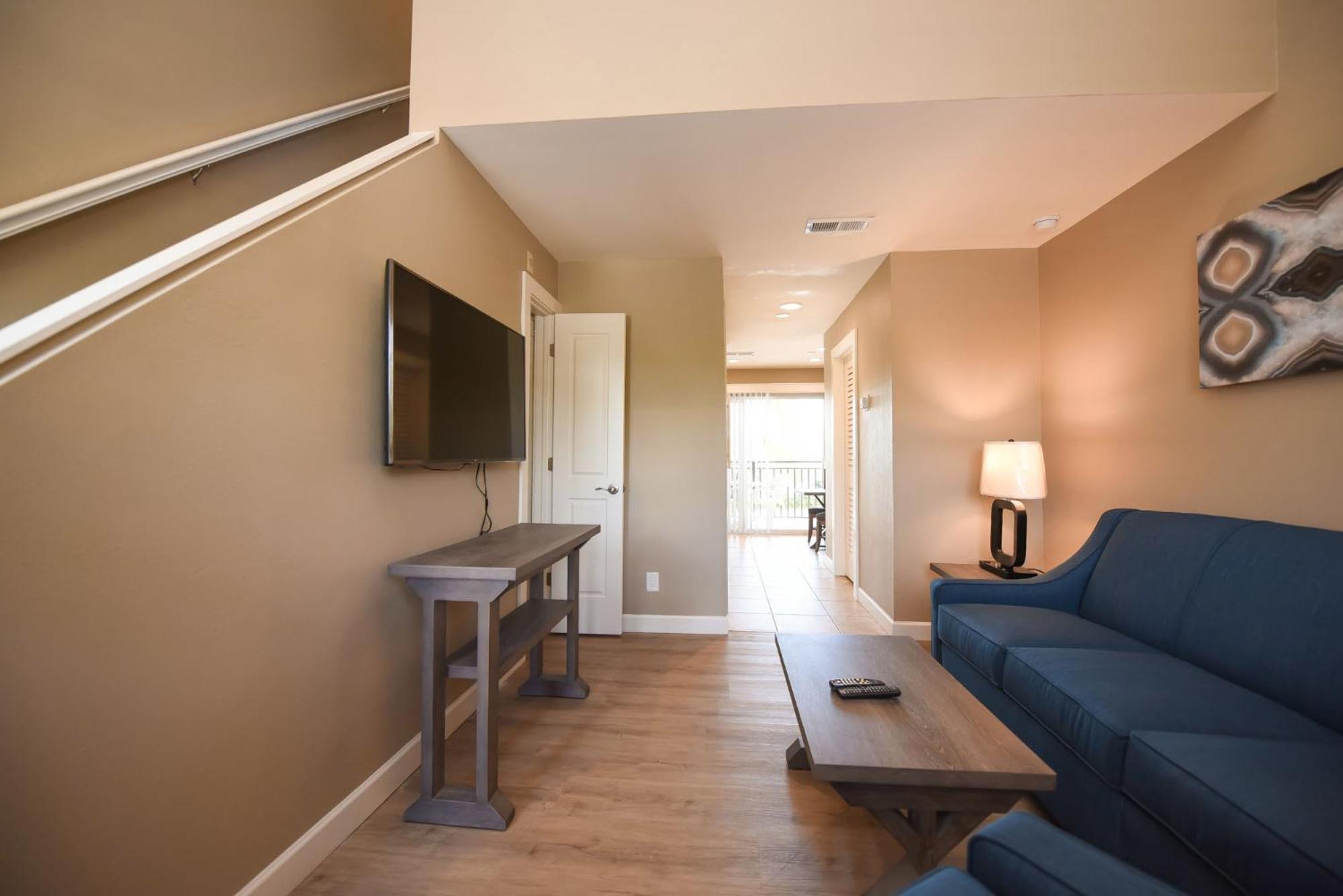 King Suite with Balcony - Non-Smoking - Photo 9