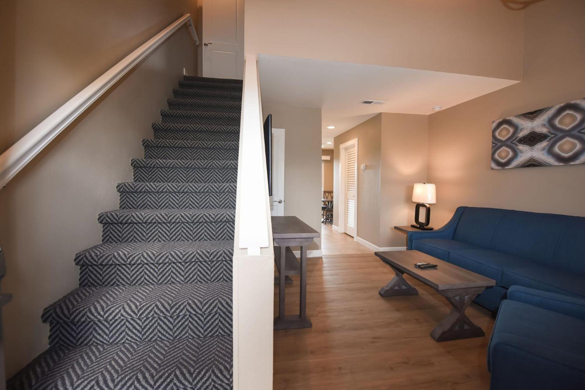 King Suite with Balcony - Non-Smoking - Photo 8