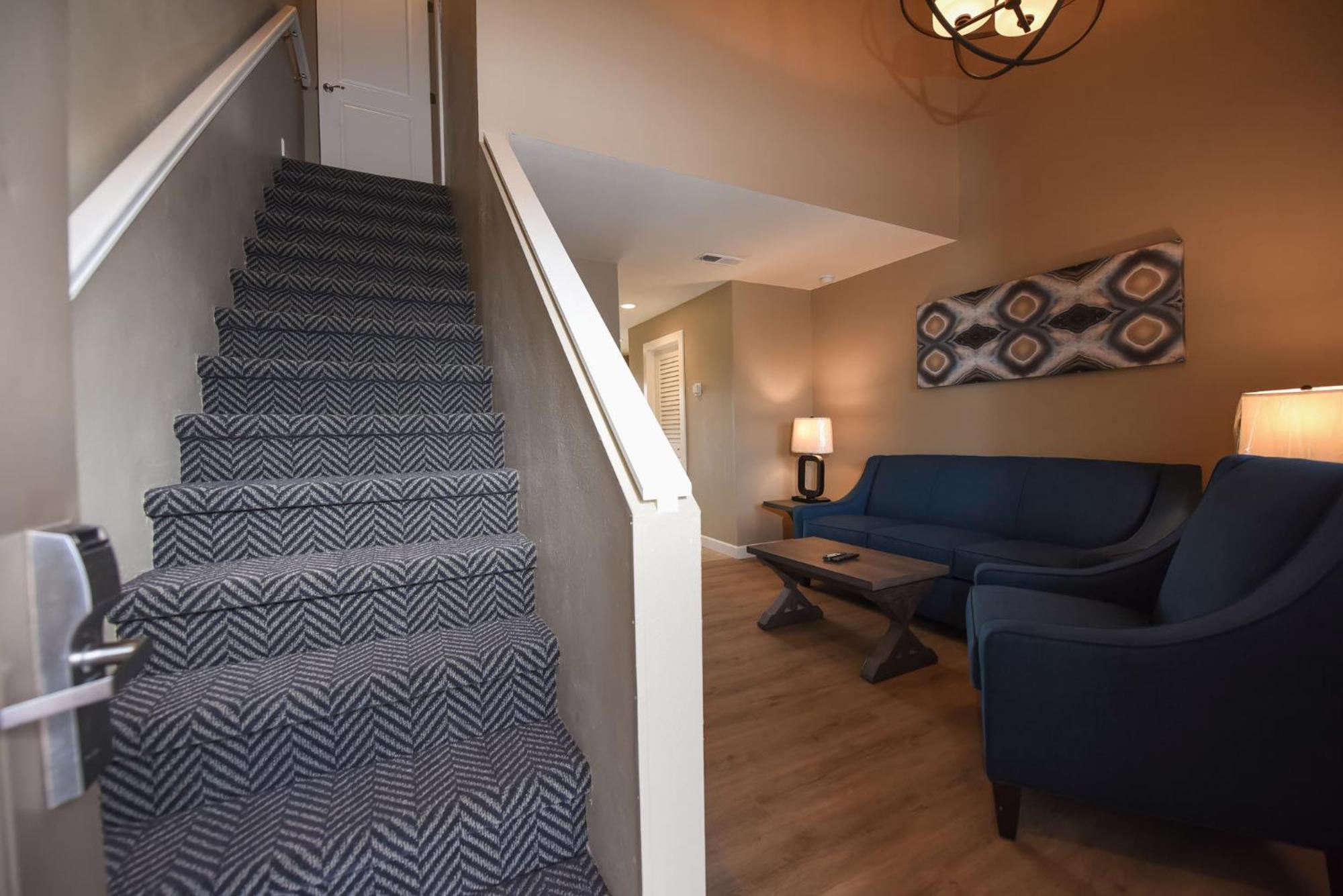 King Suite with Balcony - Non-Smoking - Photo 20