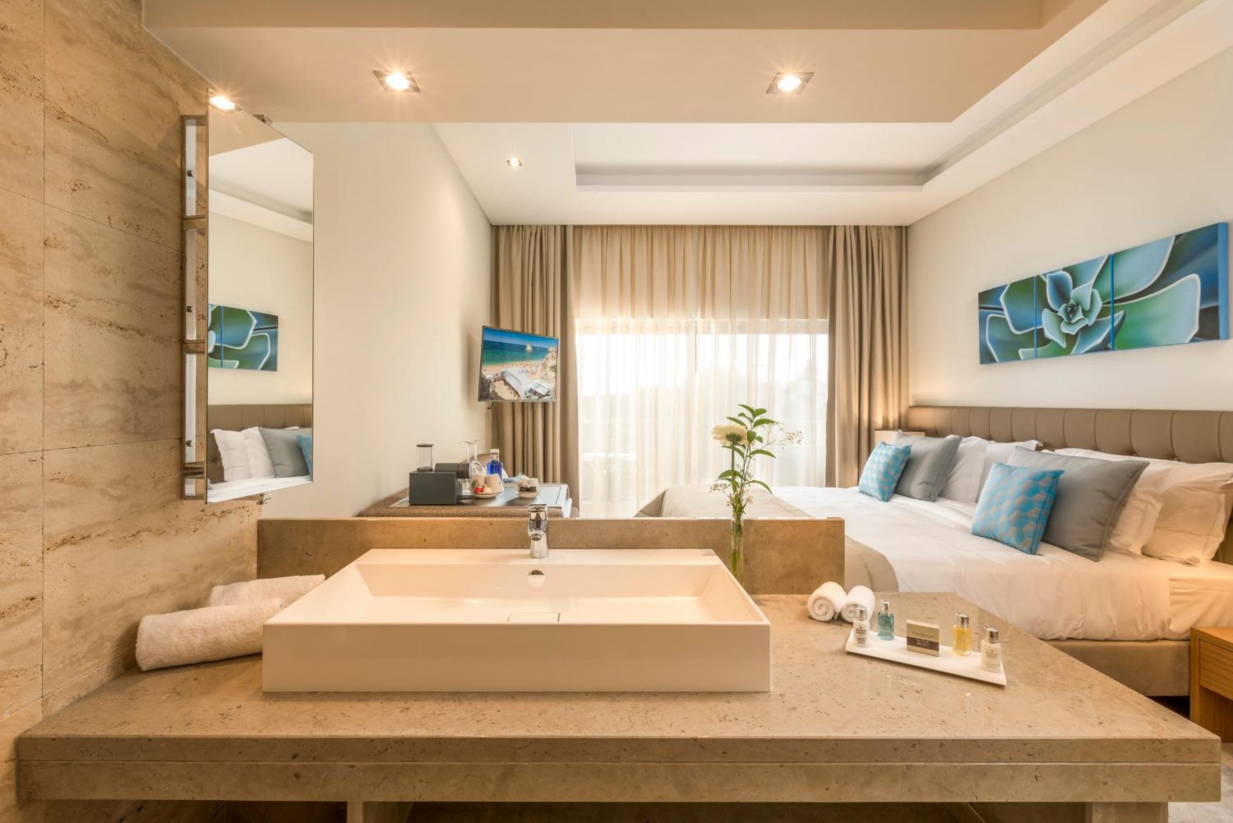 Double Room with Sea View - Photo 3
