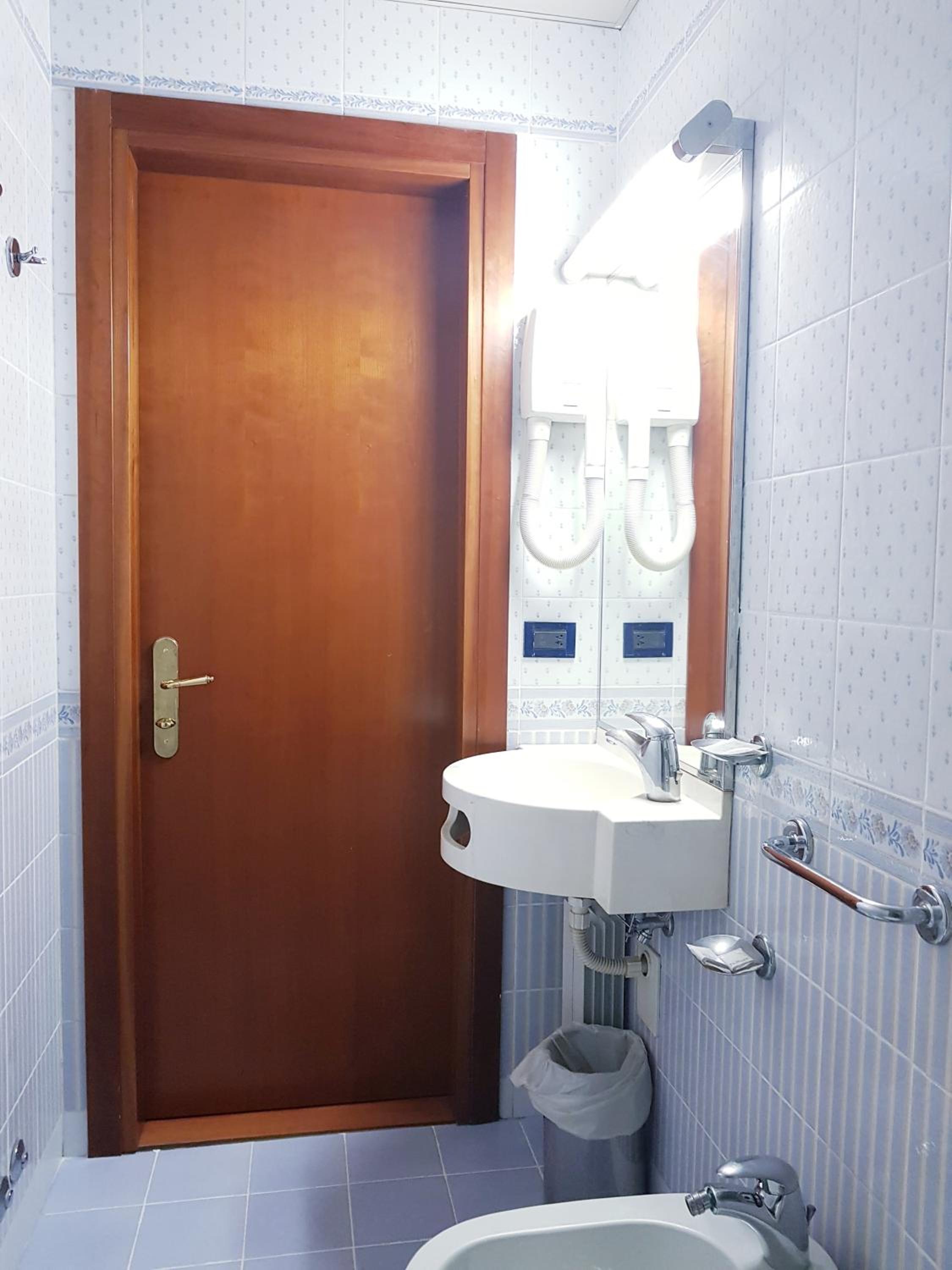 Double or Twin Room - Photo 10