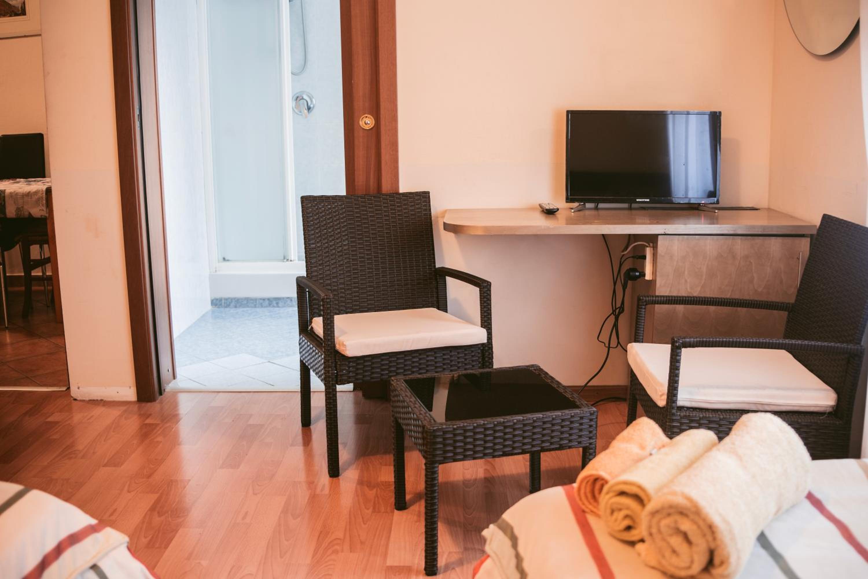 Double or Twin Room - Photo 7