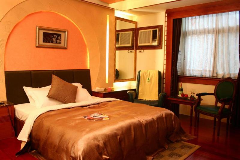 Queen Room photo 1