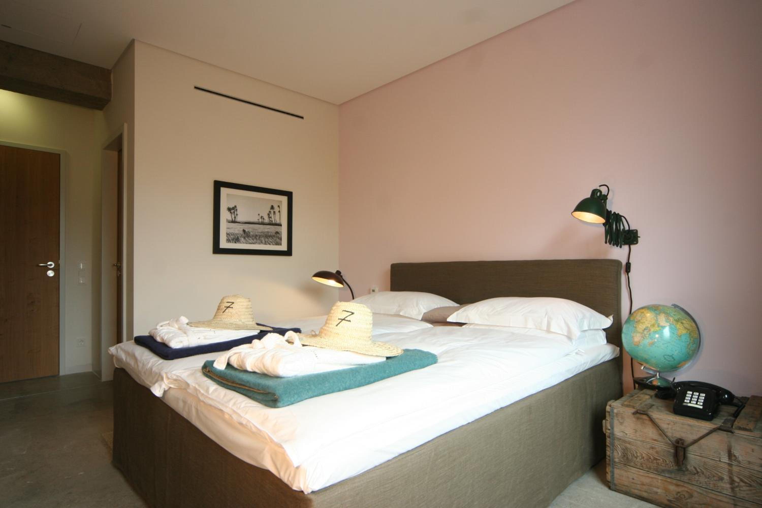 Double Room with City View - Photo 6