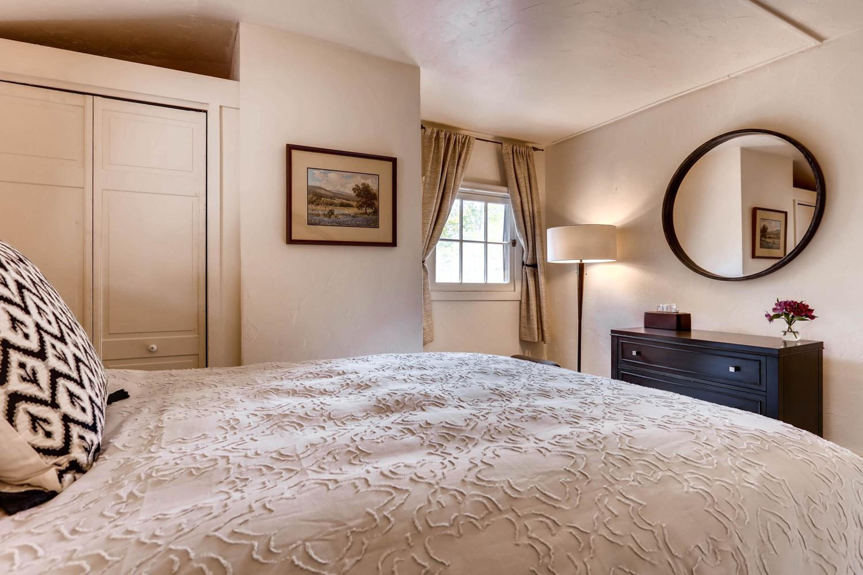 Queen Room photo 2